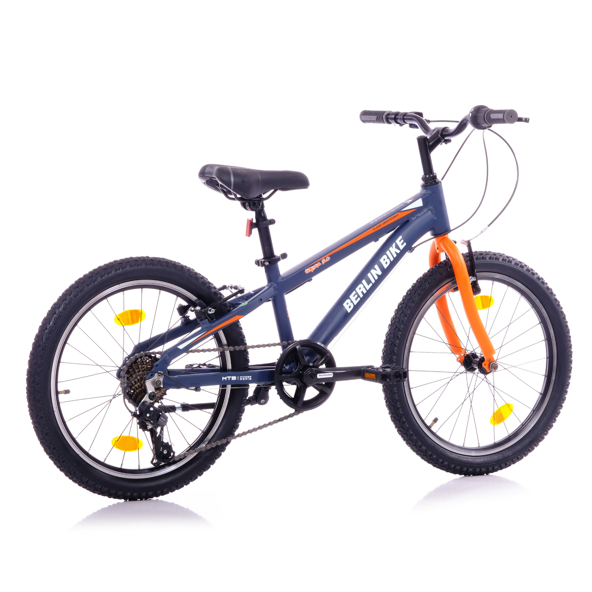 Dunkelblaues Kinderfahrrad mit orangefarbener Gabel und orangen Akzenten auf weißem Hintergrund.