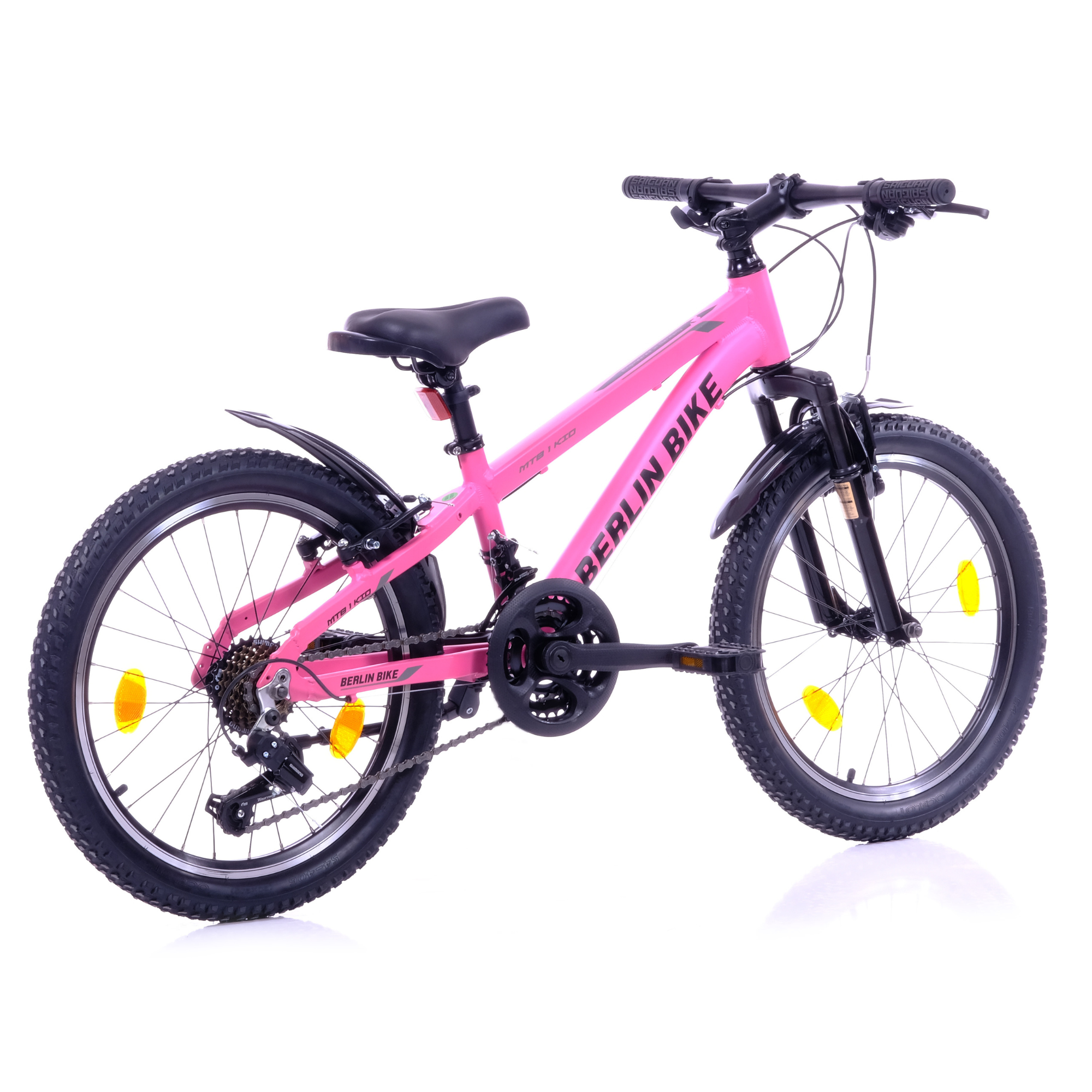 Ein rosafarbenes Kinderfahrrad mit schwarzen Reifen und Schutzblechen, auf weißem Hintergrund.