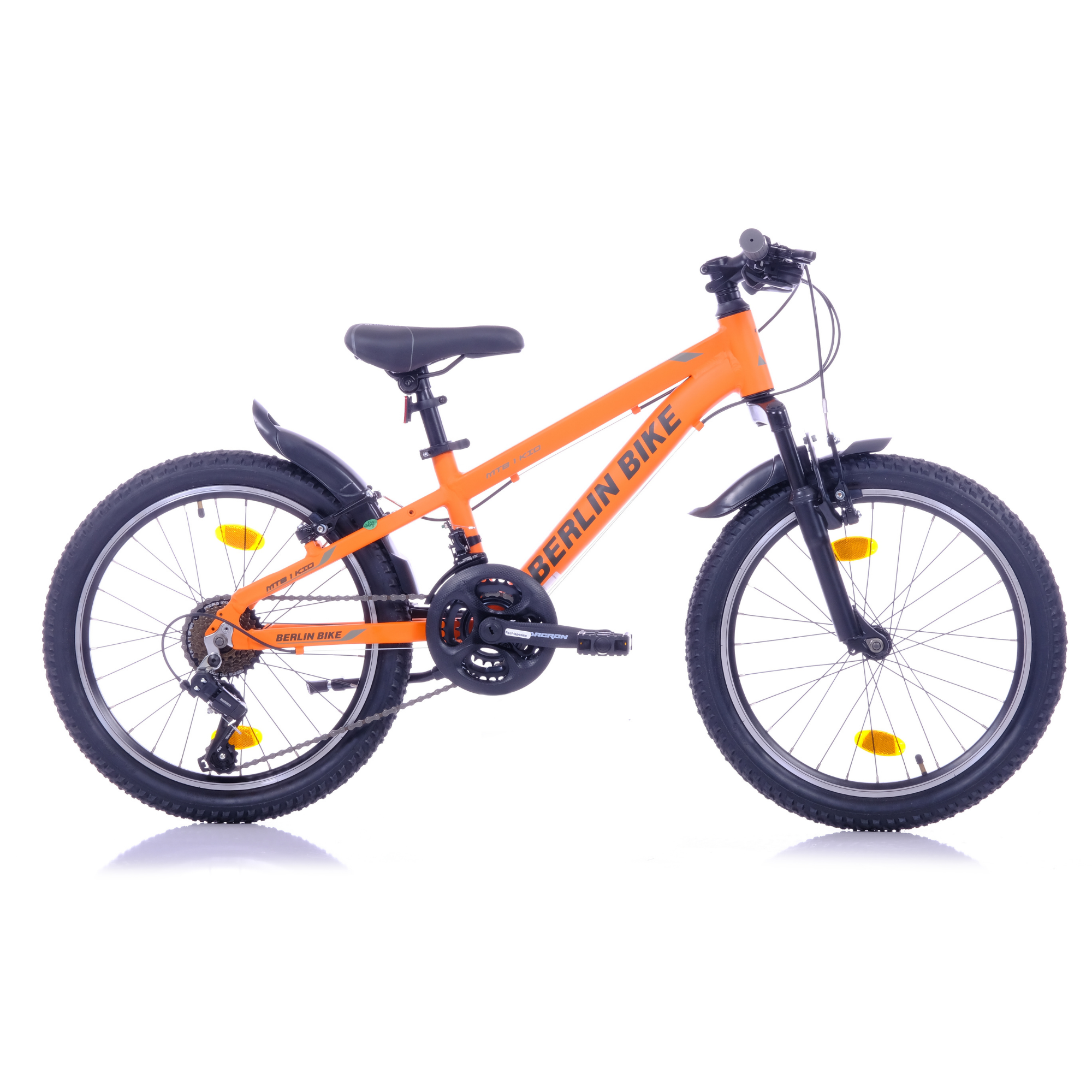 Ein orangefarbenes Mountainbike für Kinder mit schwarzen Schutzblechen und Reifen.