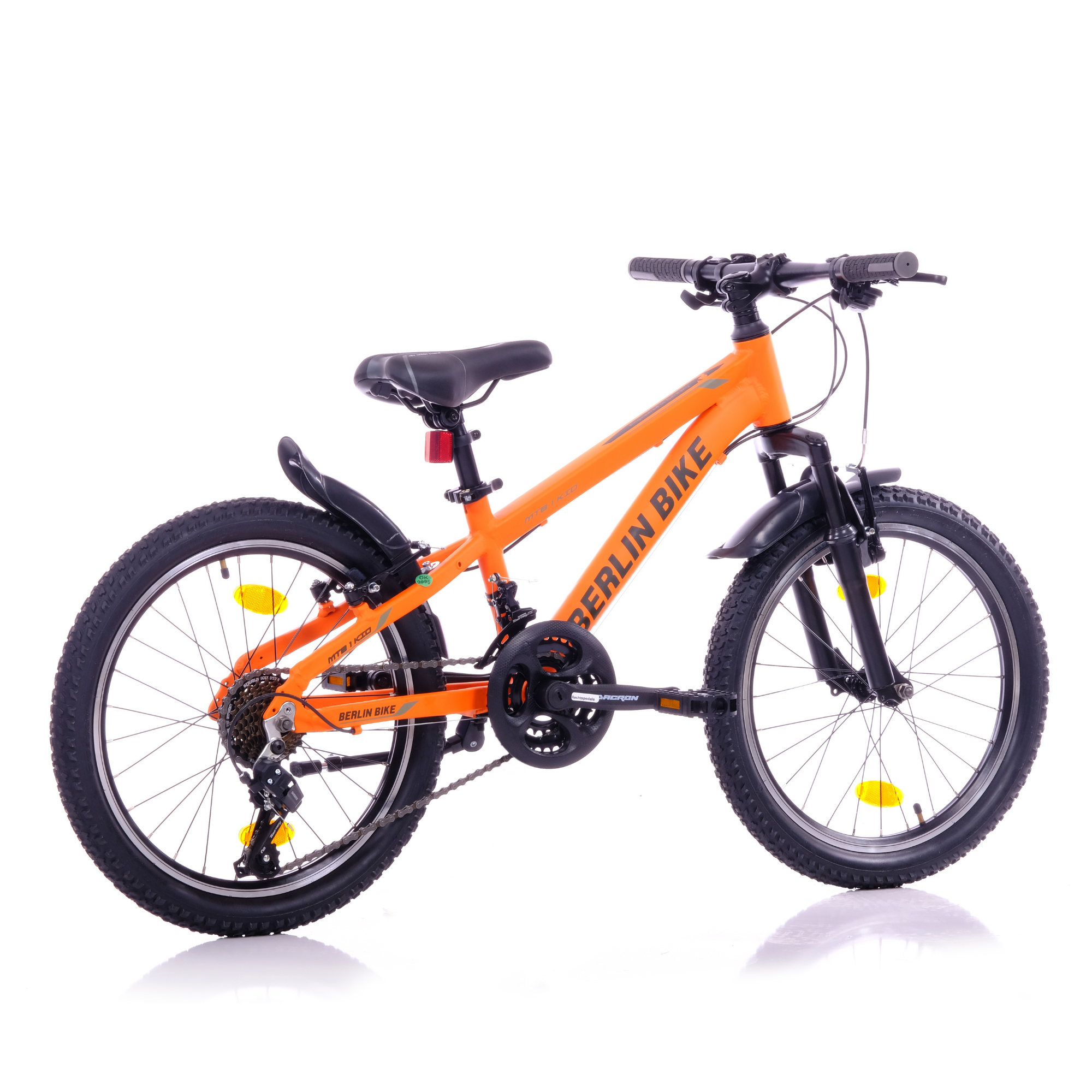 Ein orangefarbenes Kinderfahrrad mit schwarzen Reifen und Schlammflügeln, auf weißem Hintergrund.
