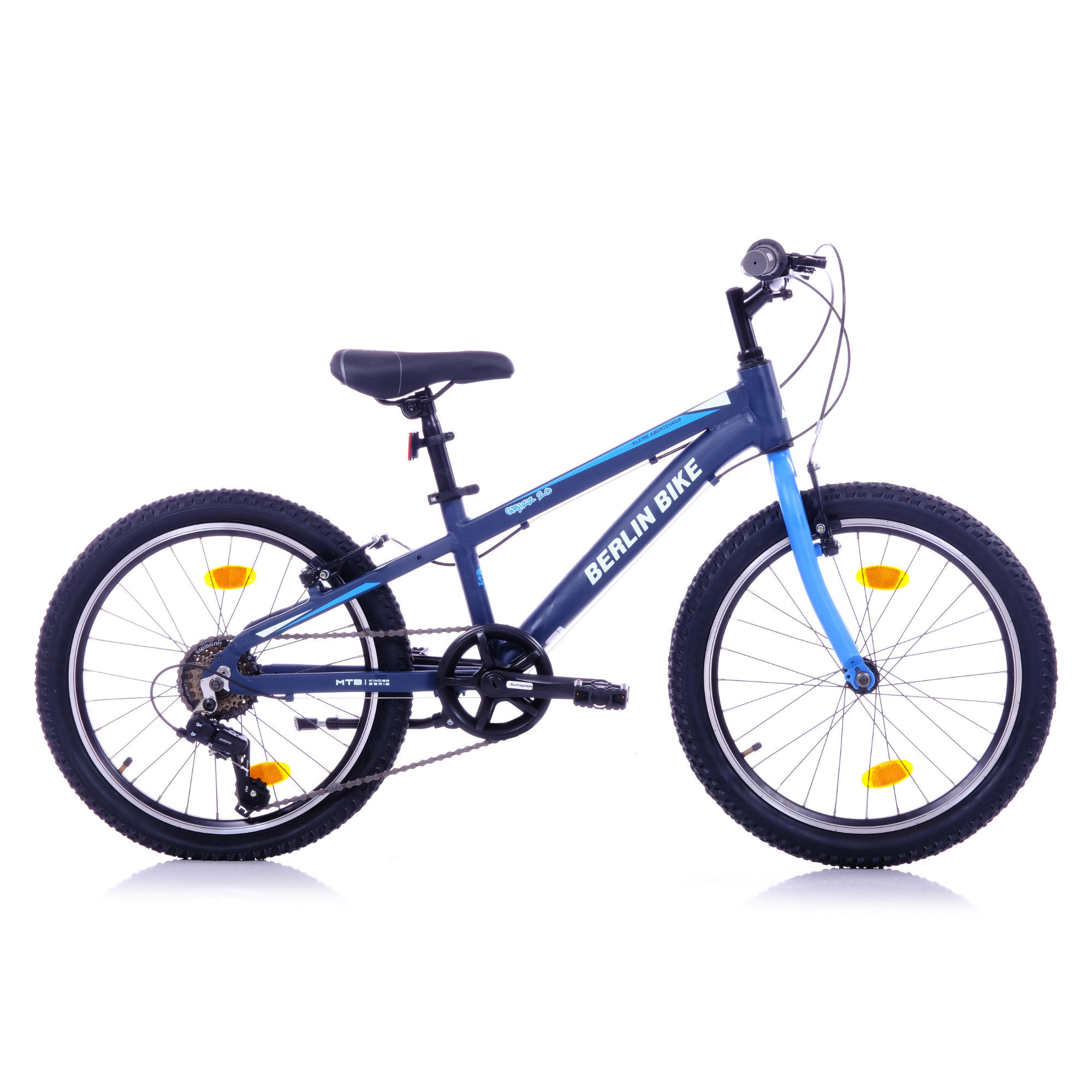 Ein dunkelblaues Kinderfahrrad mit blauen Akzenten, auf weißem Hintergrund.