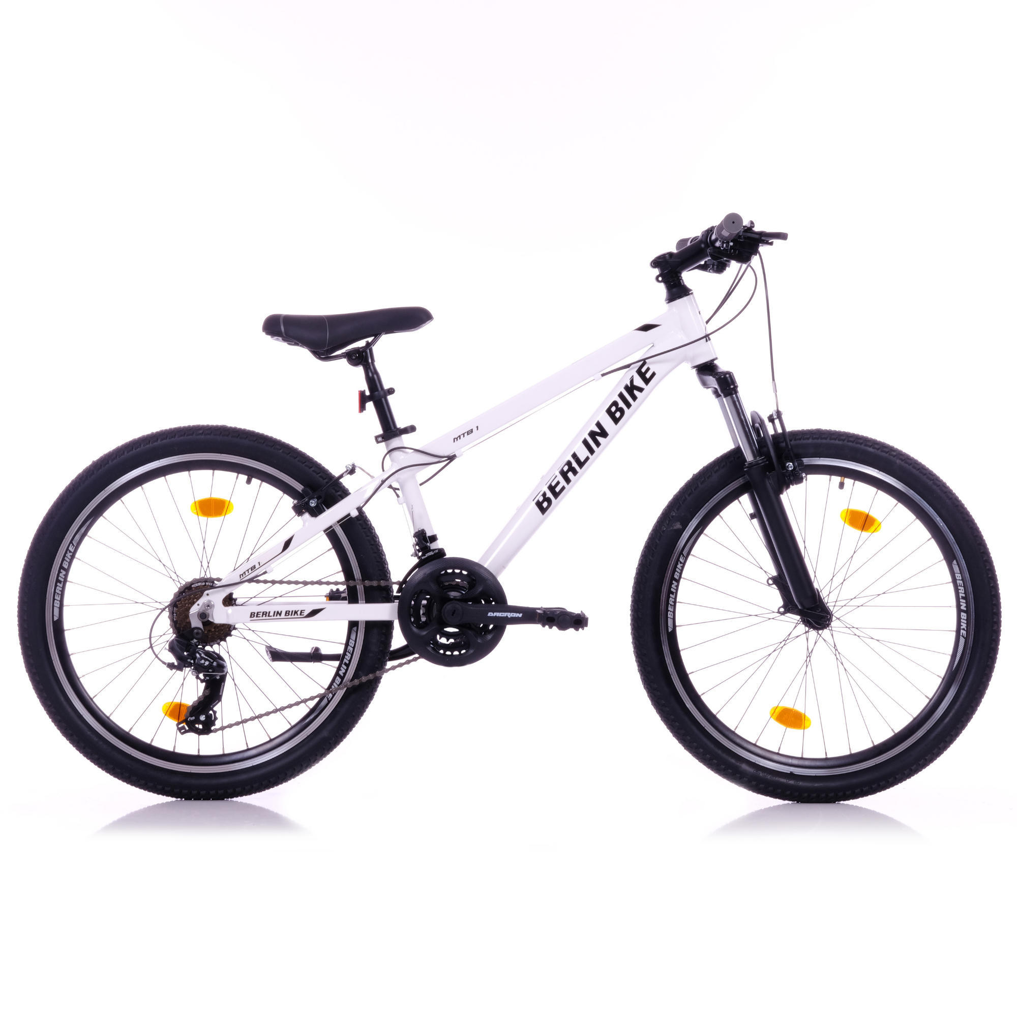 Ein weißes Mountainbike mit schwarzen Reifen und Felgen steht auf weißem Grund.