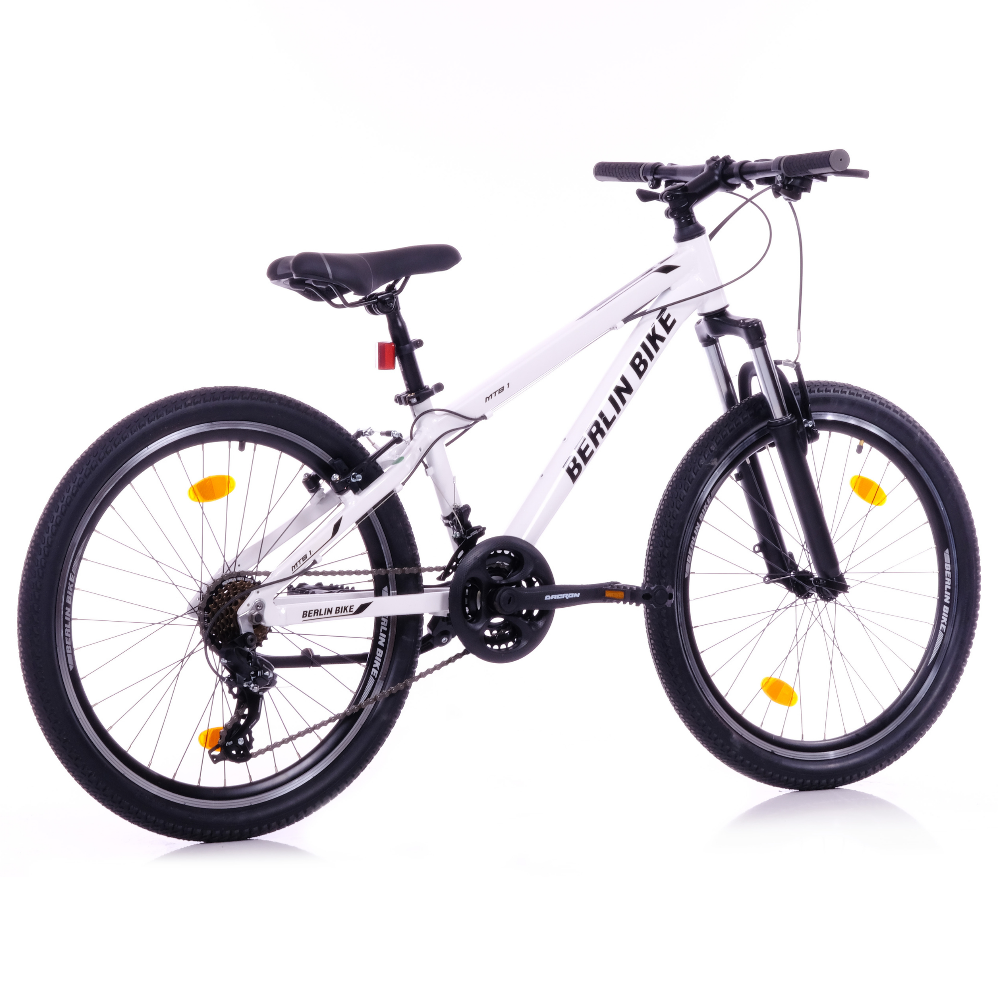 Ein weißes Mountainbike mit schwarzen Akzenten und gelben Reflektoren auf weißem Hintergrund.