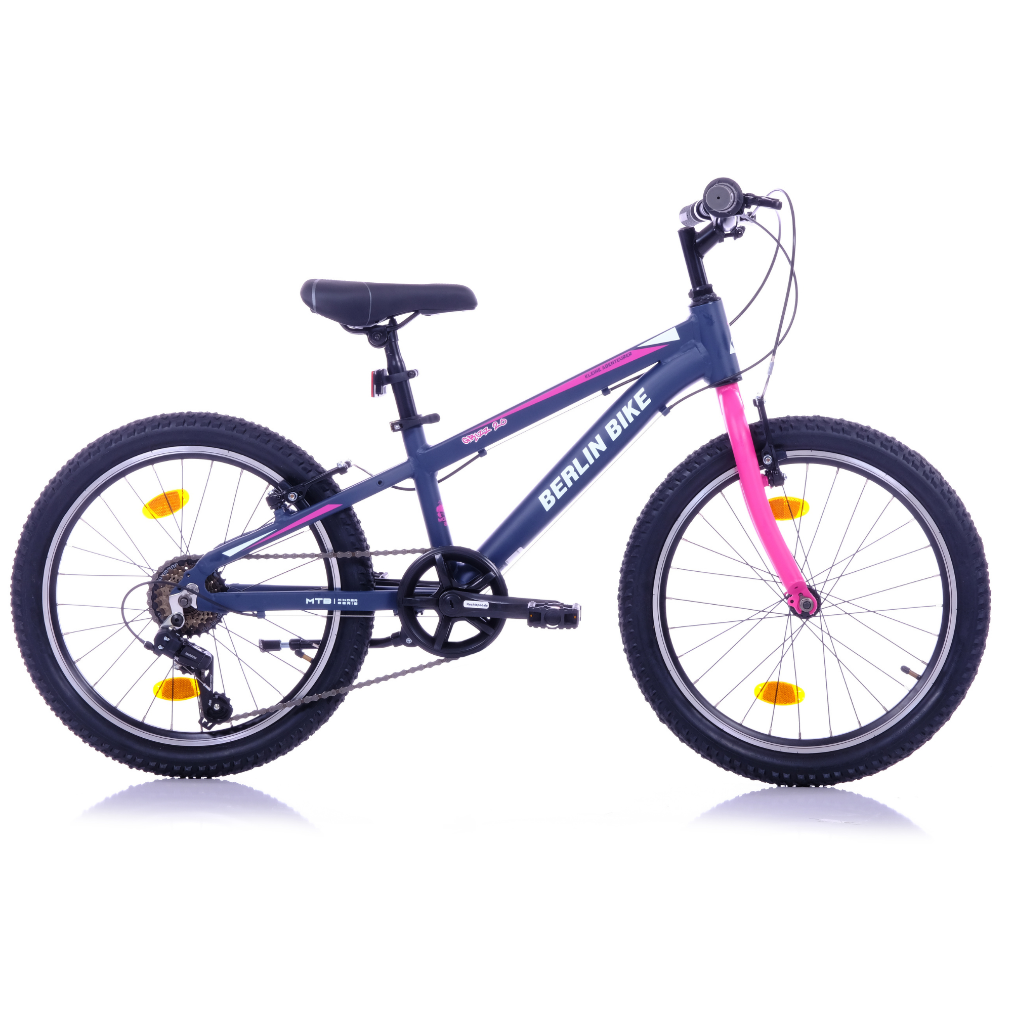 Ein dunkelblaues Kinderfahrrad mit rosa Akzenten und dem Schriftzug BERLIN BIKE.