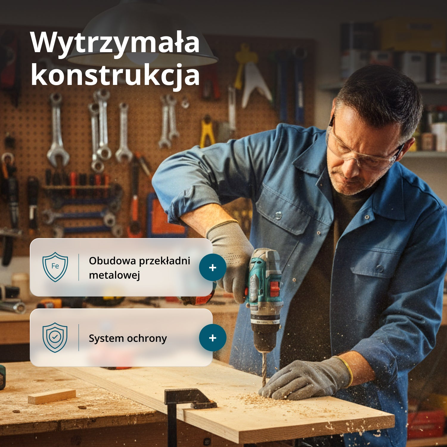 Mężczyzna wierci w drewnie. Narzędzia wiszą na ścianie.