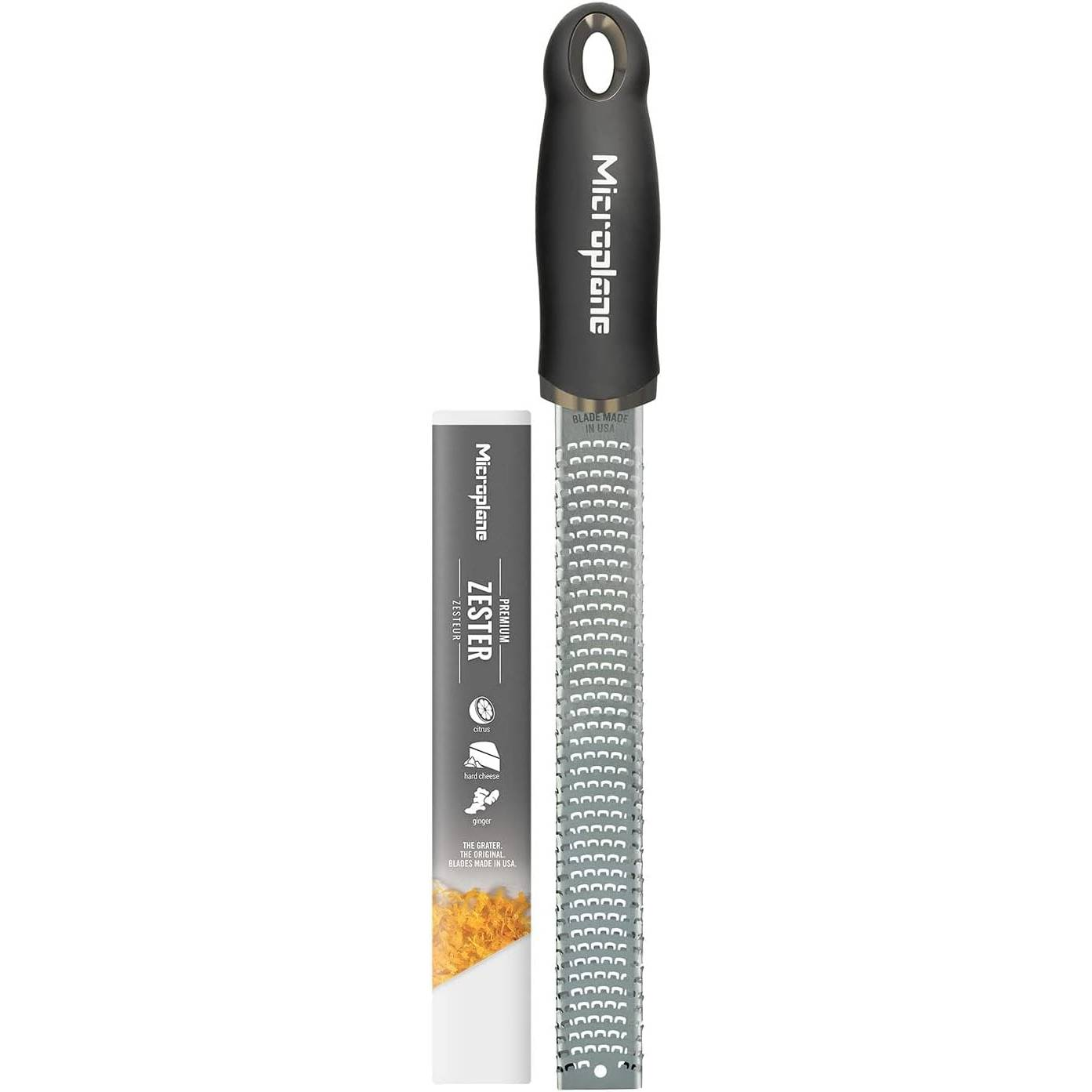 Ein schwarzer Microplane Zester mit silberner Klinge und Griff, auf weißem Hintergrund.