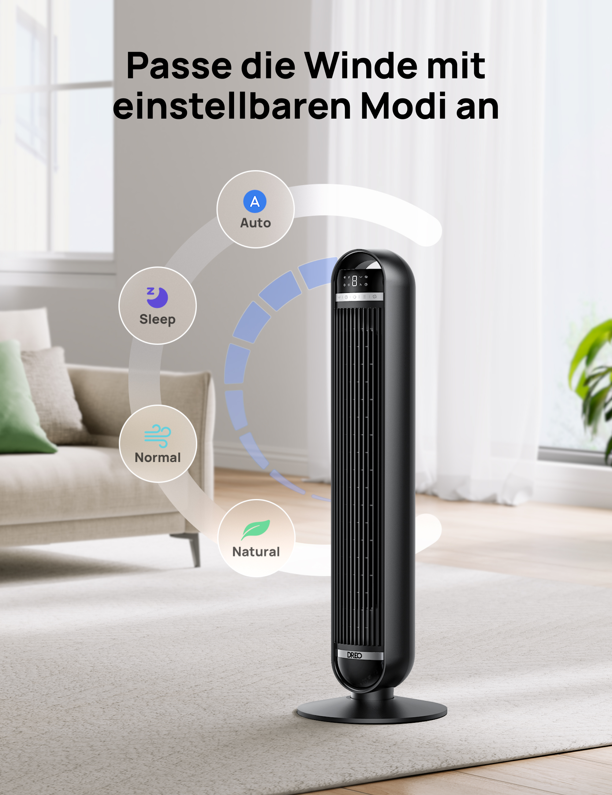 Ein schwarzer Turmventilator steht auf einem Teppich neben einem Sofa. Modi: Auto, Sleep, Normal, Natural.