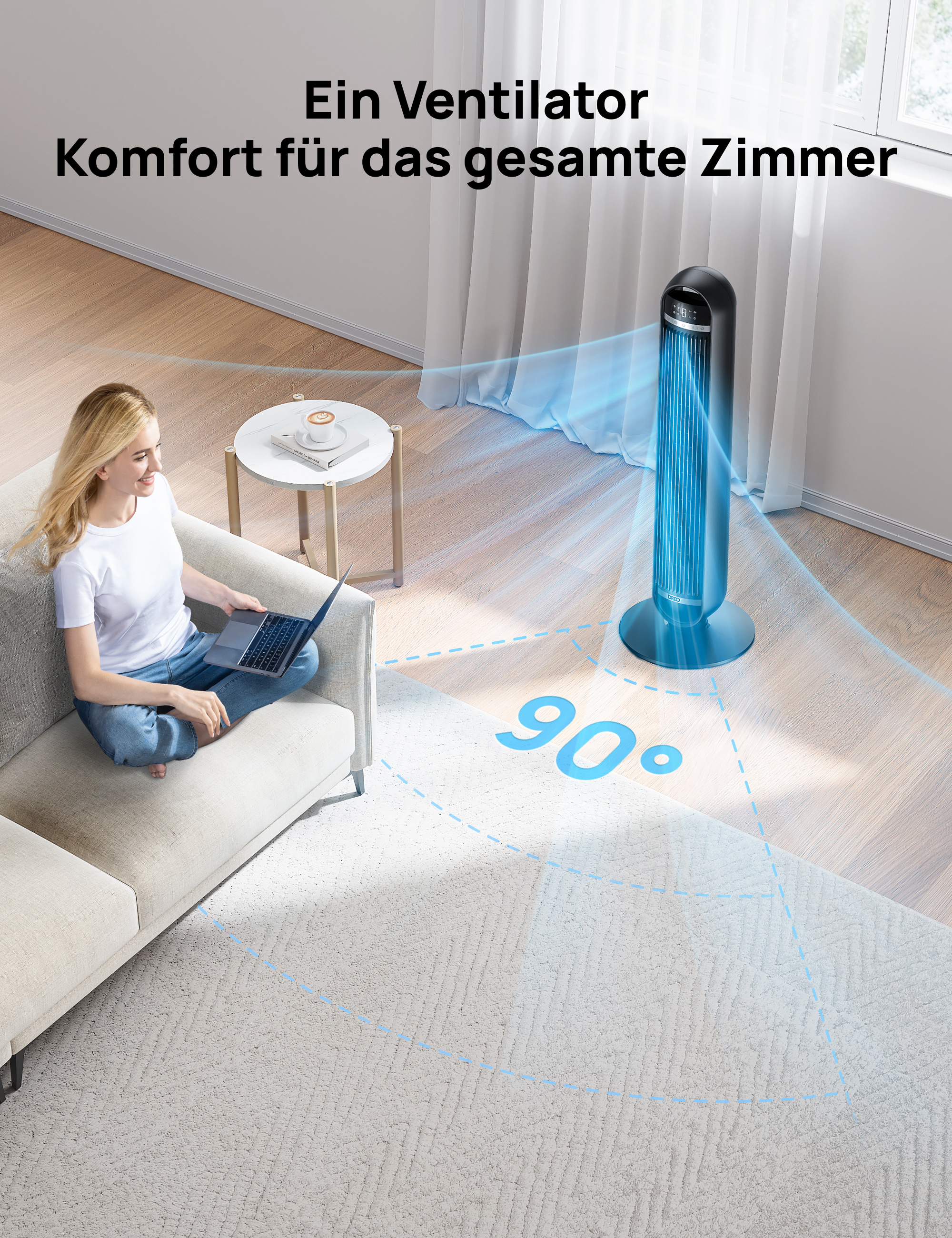 Ein Ventilator kühlt einen Raum, eine Frau sitzt auf einem Sofa mit Laptop.