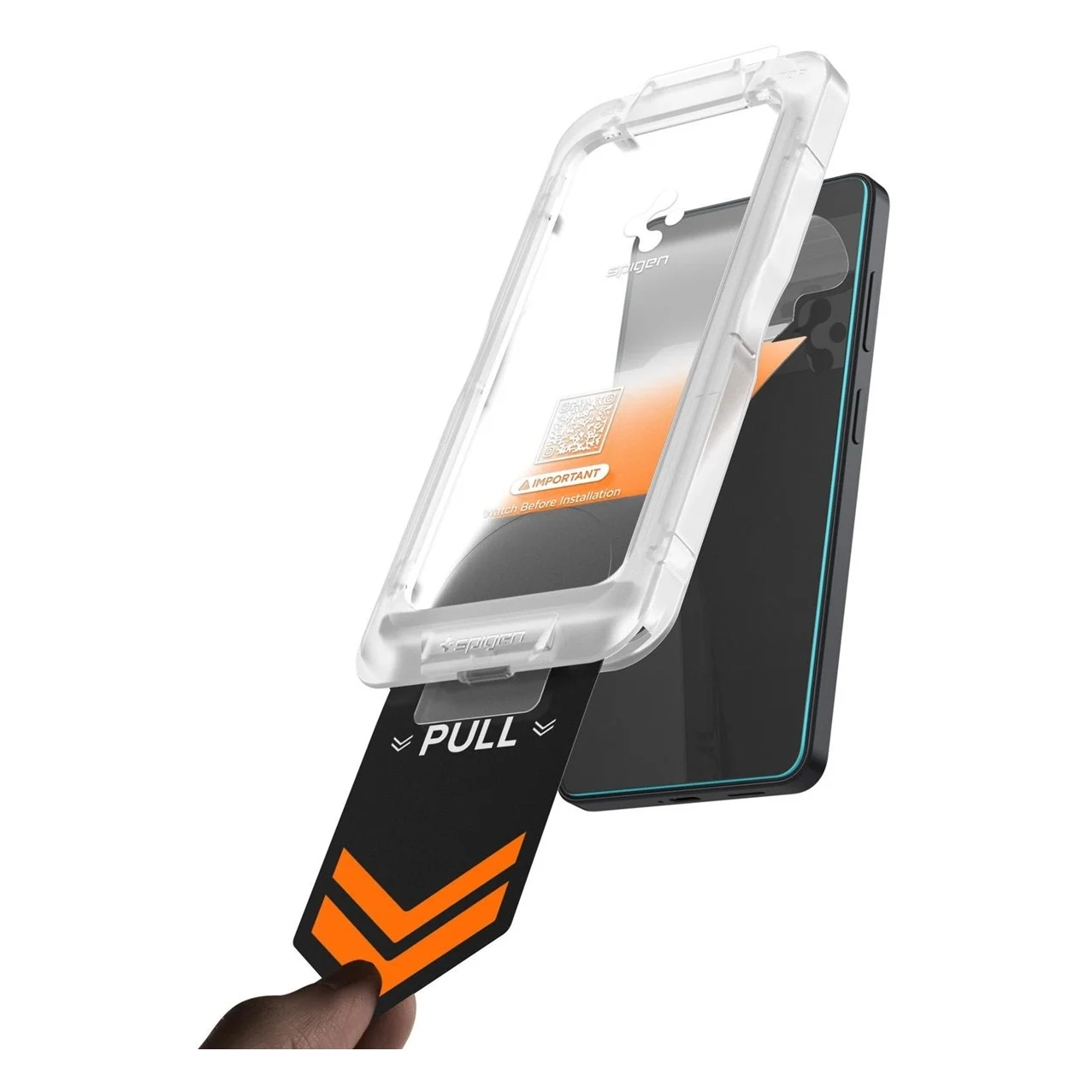 Une main retire une languette noire et orange « PULL » d'un étui de téléphone.