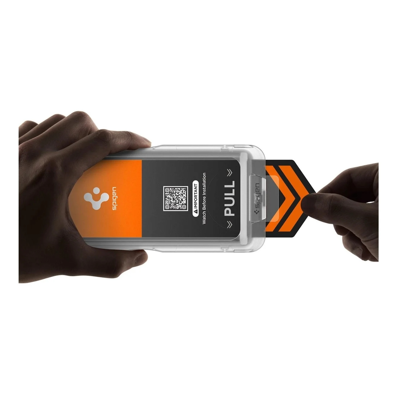 Une main retire une languette orange d'un étui de téléphone.