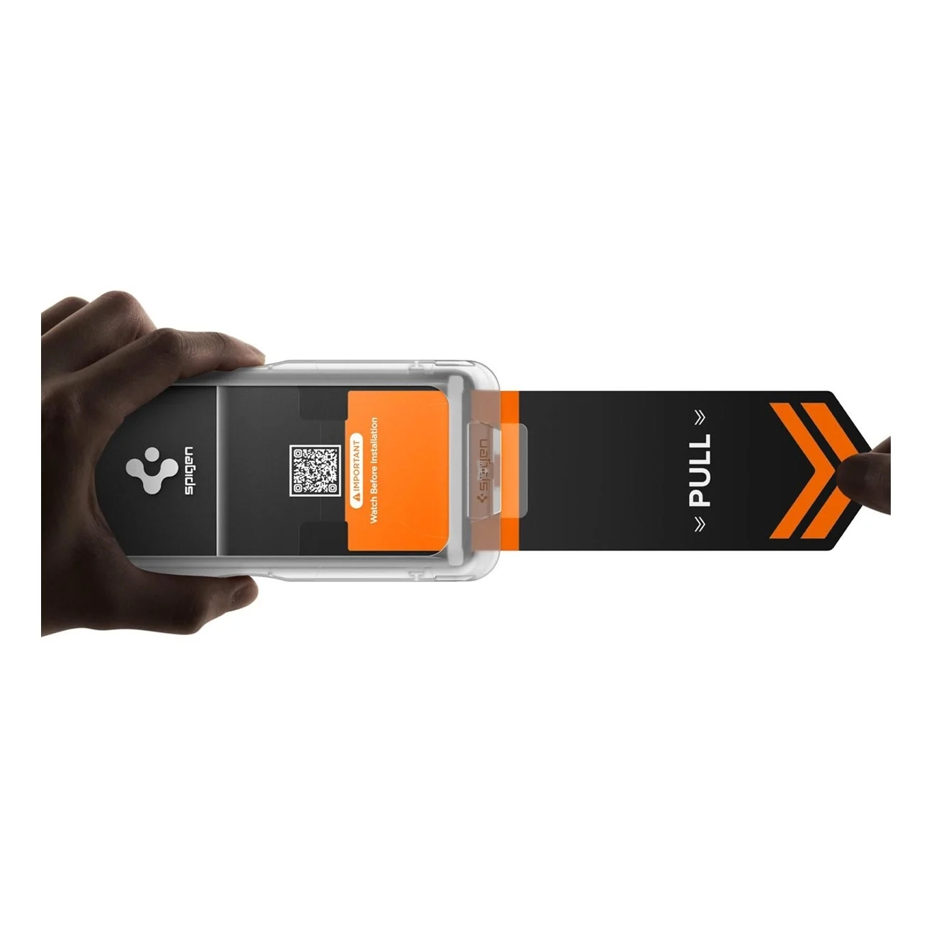 Une main tire une languette noire avec des flèches oranges et le mot "PULL".