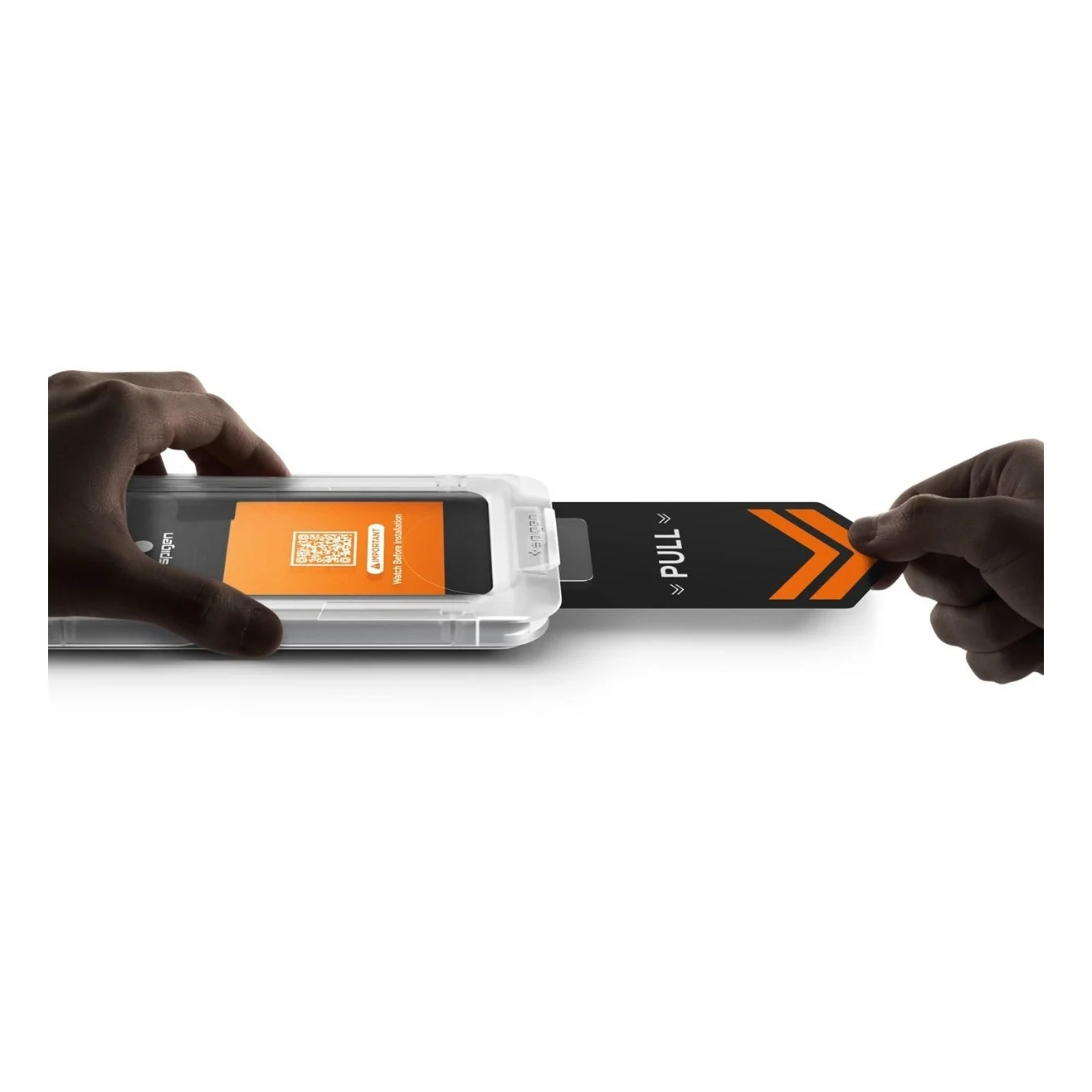 Une main retire une languette noire avec des flèches oranges d'un étui de téléphone.