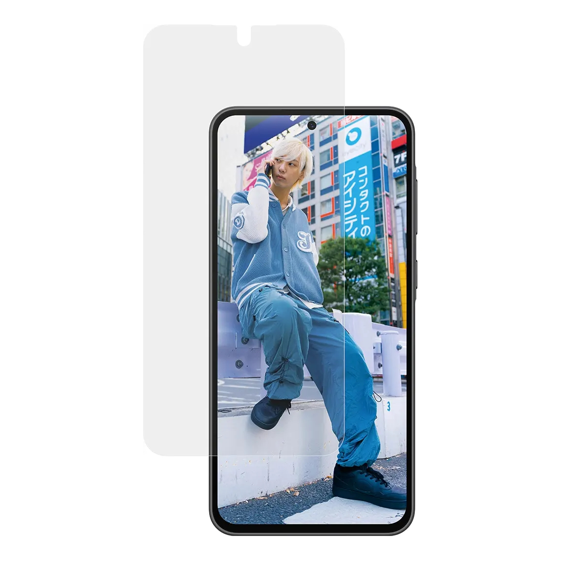 Un homme blond est assis et parle au téléphone. Il porte une veste et un pantalon bleus.