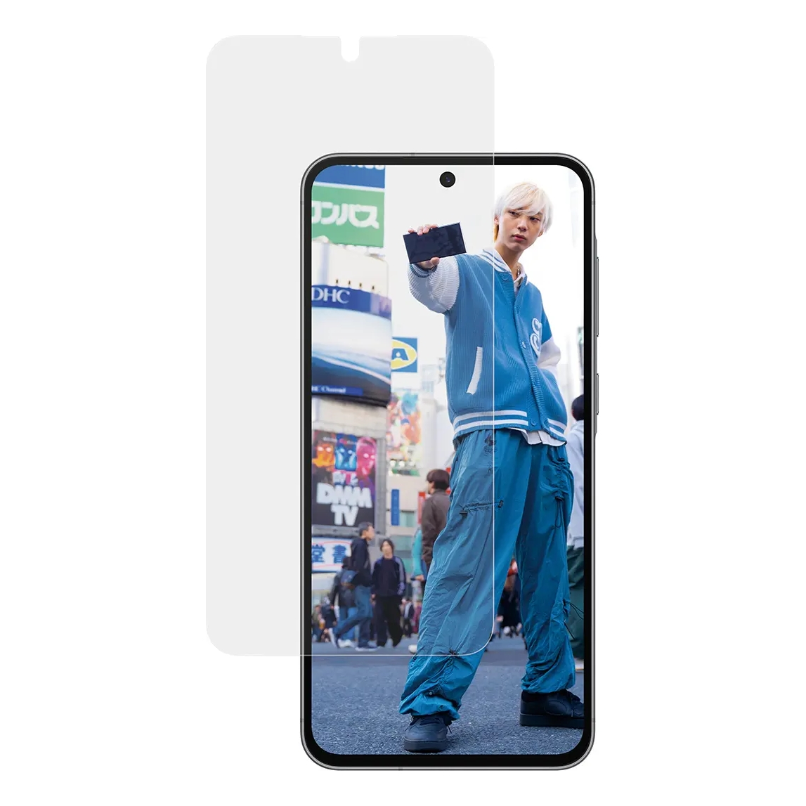 Een telefoon met schermbeschermer toont een persoon in blauwe kleding die een telefoon vasthoudt in een drukke stadstraat.