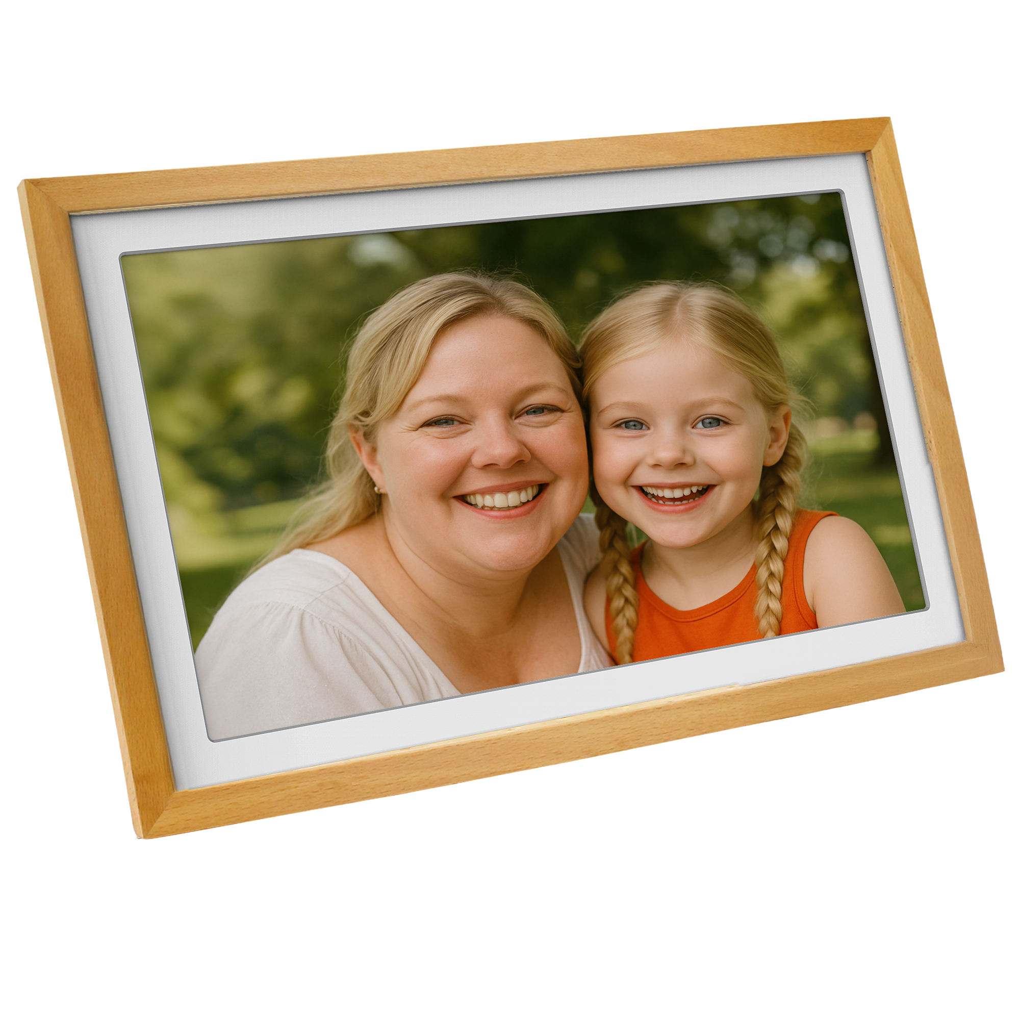 Ein Foto von einer Frau und einem Mädchen mit blonden Haaren, die im Freien lächeln.
