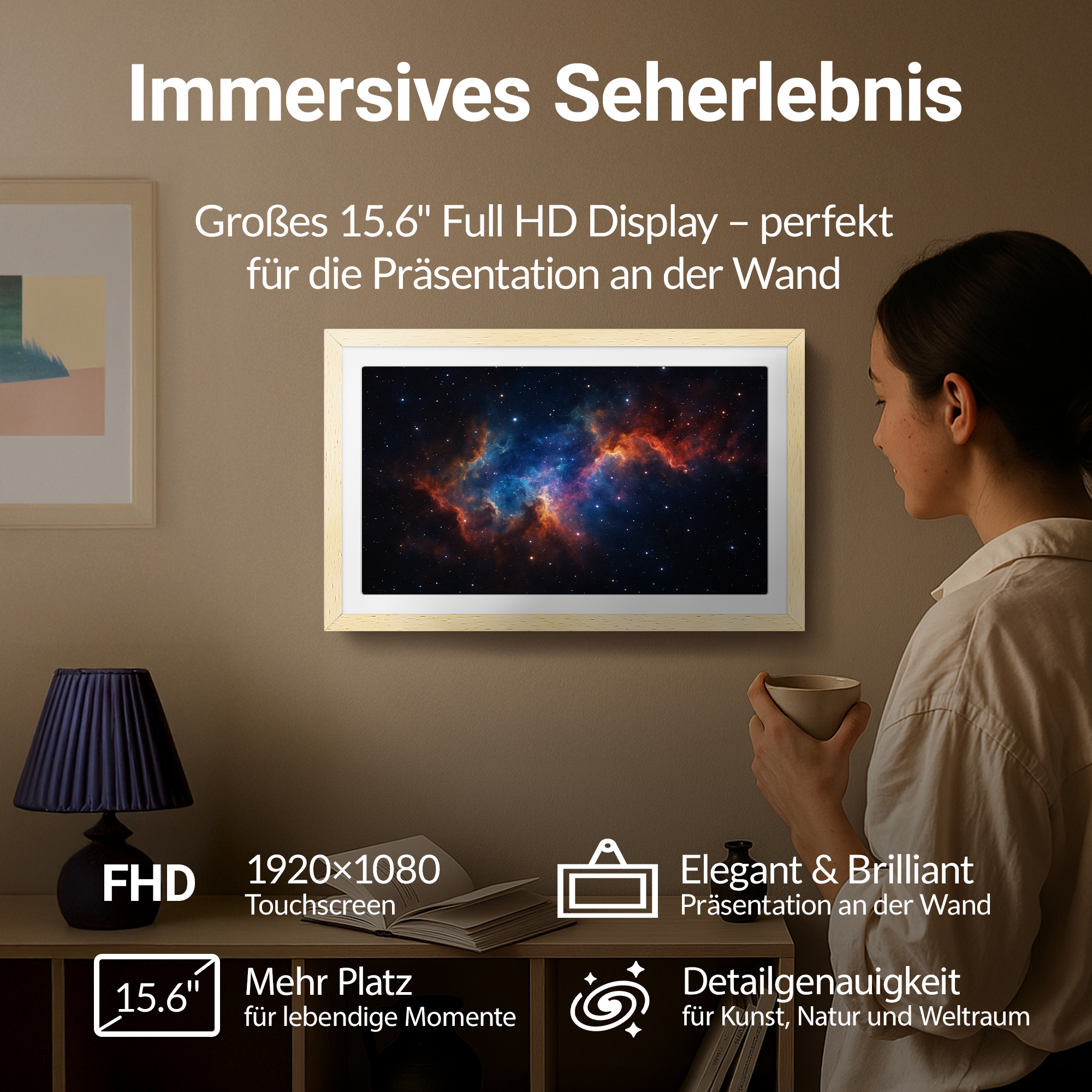 Eine Frau hält eine Tasse und blickt auf einen 15,6-Zoll-Bildschirm mit Weltraumansicht.
