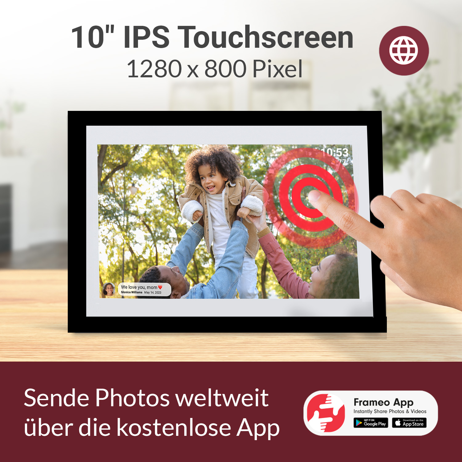 Ein Mann hebt ein Kind hoch, während eine Frau zusieht. Ein Finger berührt den Bildschirm.