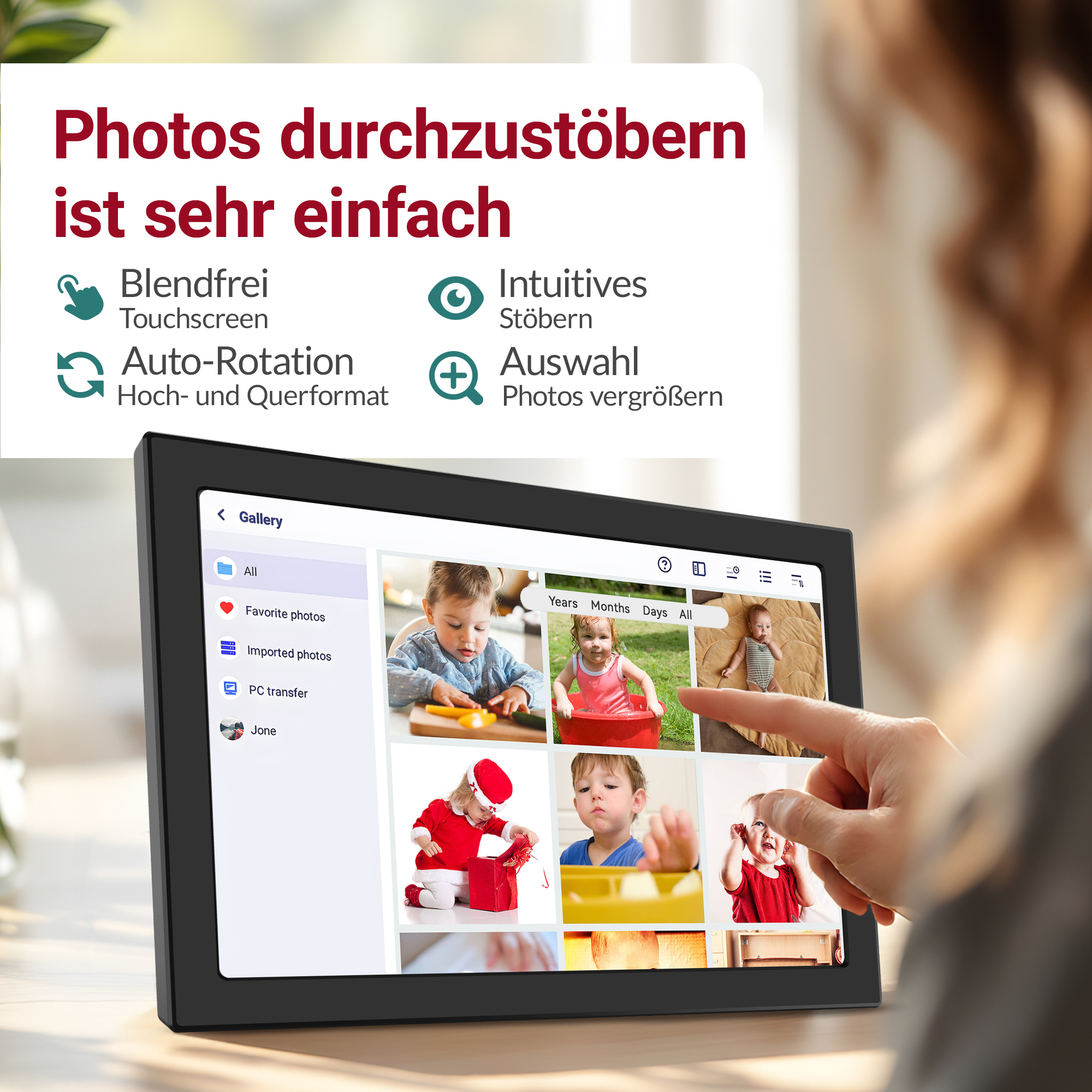 Ein Finger tippt auf einen digitalen Bilderrahmen mit Babyfotos. Text hebt Funktionen hervor.