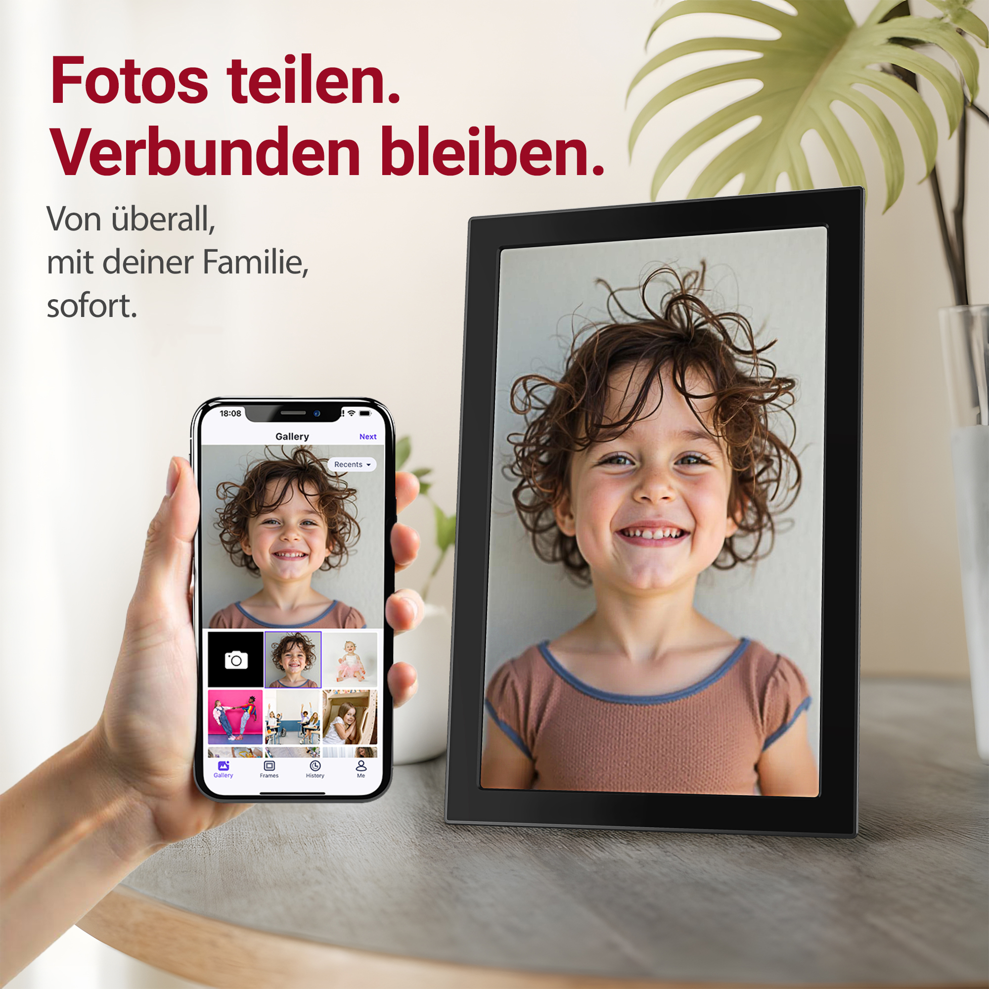 Digitale Bilderrahmen zeigt lachendes Kind. Daneben Handy mit gleicher Person.
