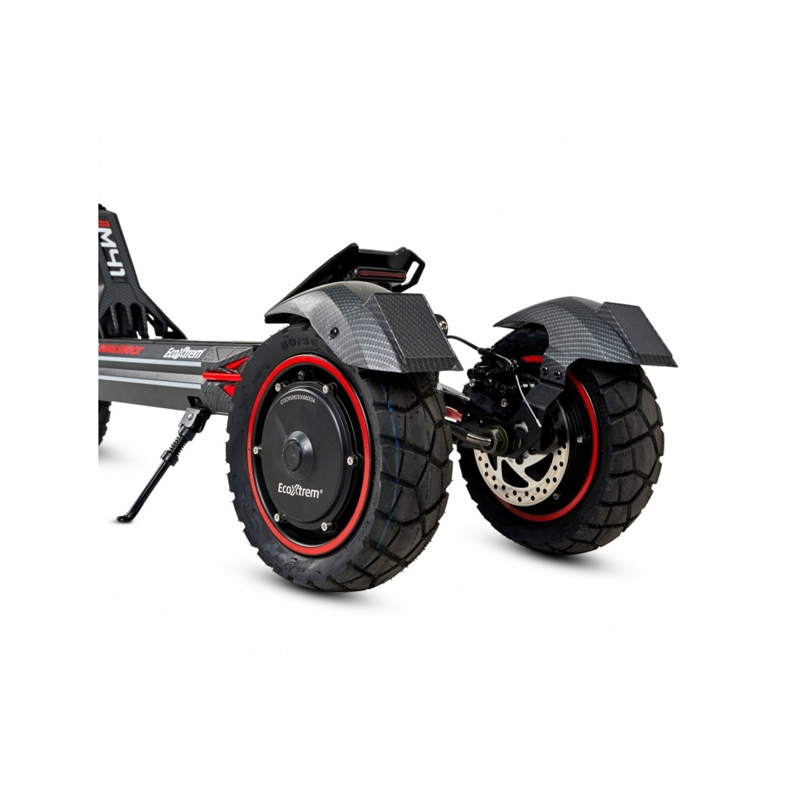 Vista trasera de un patinete eléctrico negro con neumáticos anchos y llantas rojas. Guardabarros de carbono.