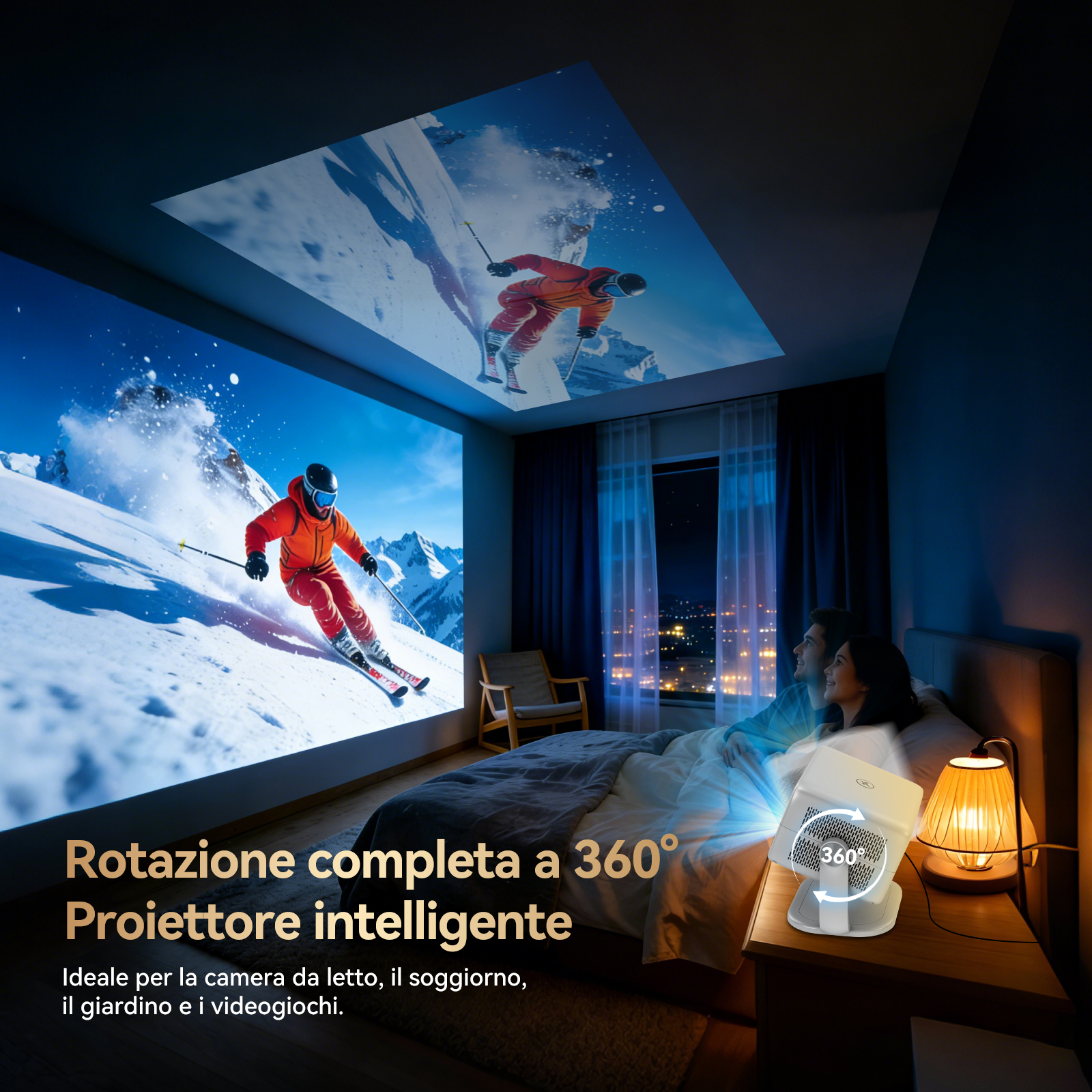 Una coppia a letto guarda uno schermo con sciatori. Un proiettore sul comodino.