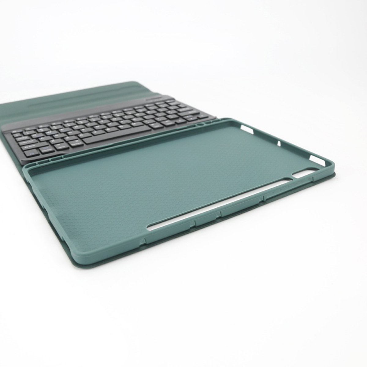 Zielone etui na tablet z klawiaturą, leżące na białym tle.