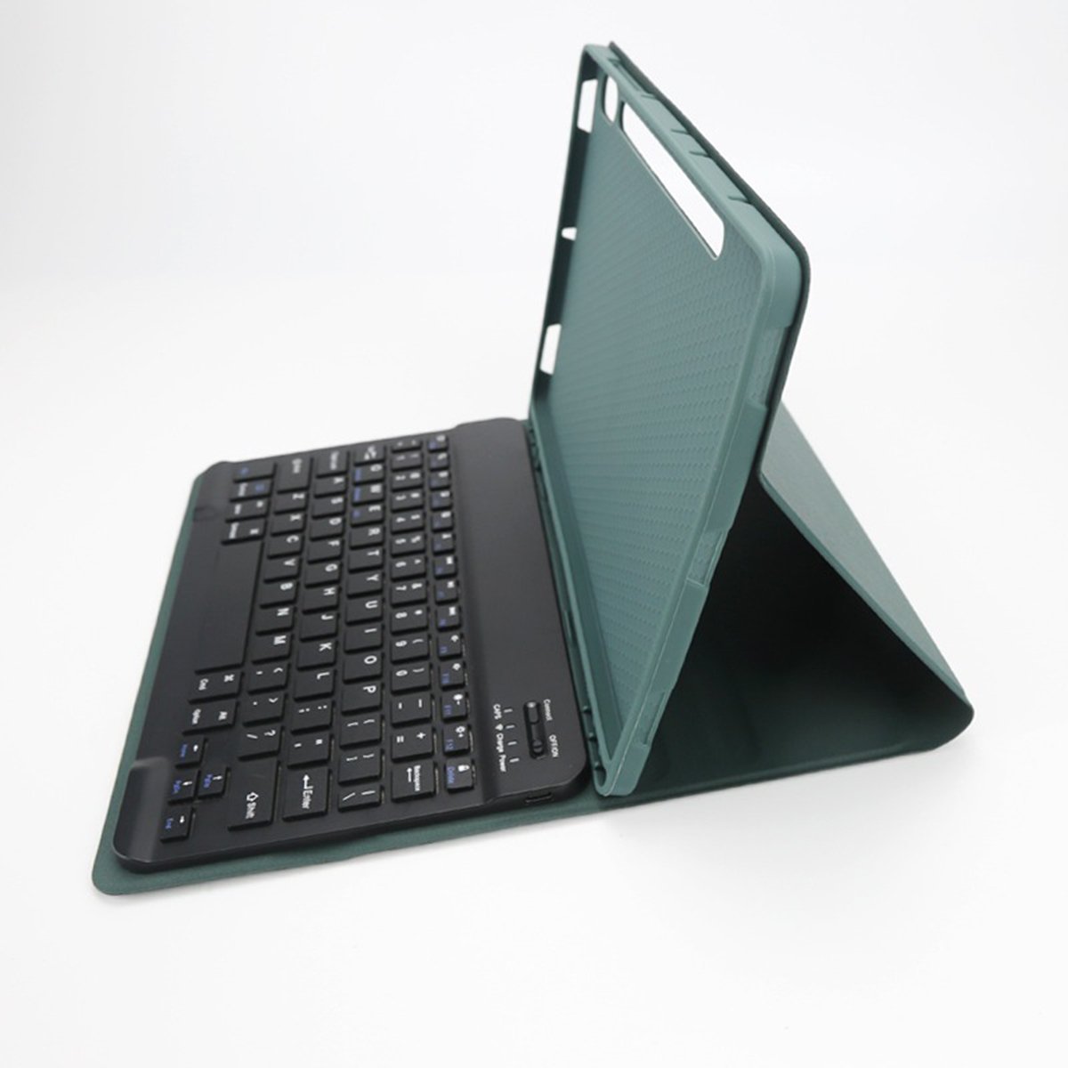 Zielone etui na tablet z klawiaturą, na białym tle.