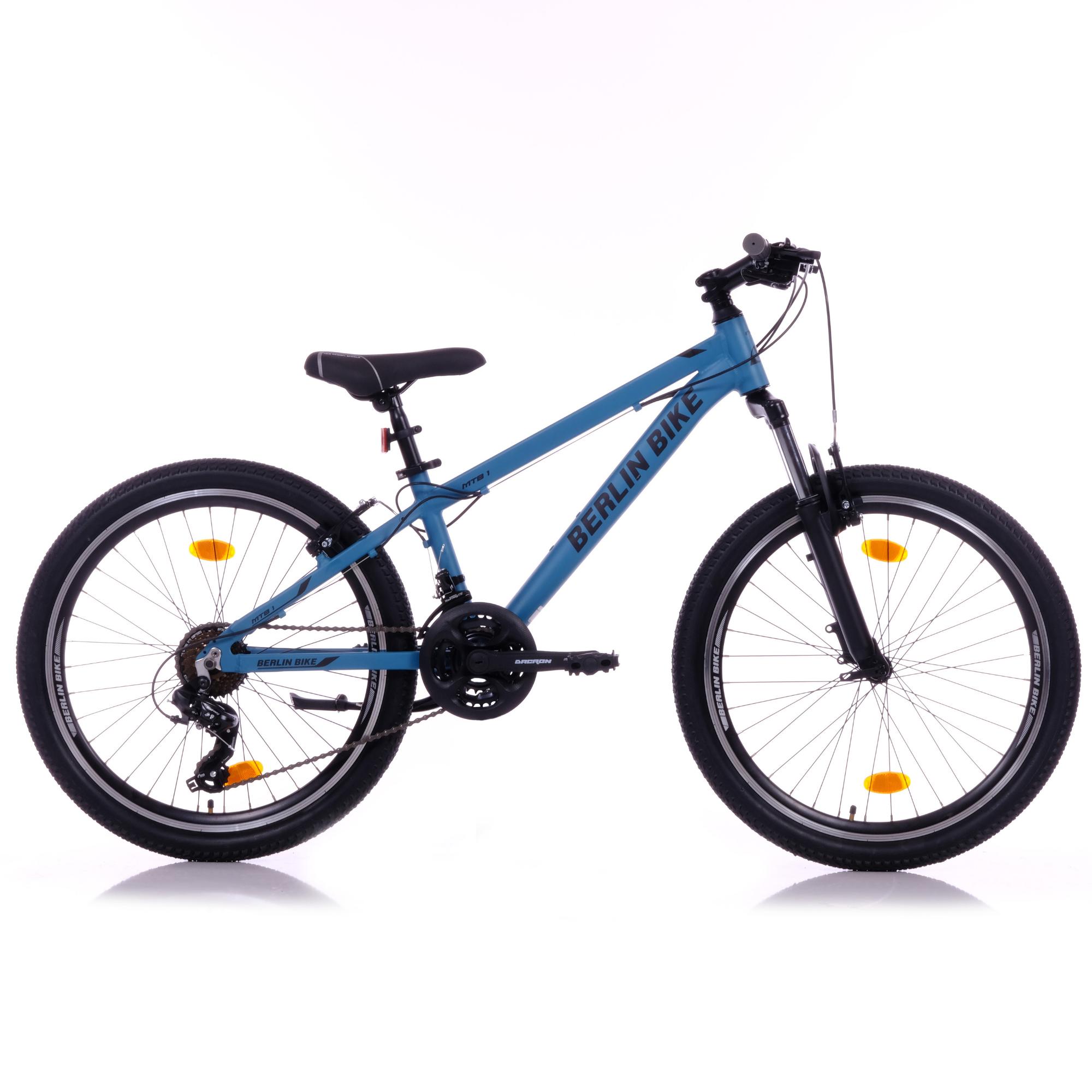 Ein blaues Mountainbike mit schwarzen Reifen und Felgen, isoliert auf weißem Hintergrund.