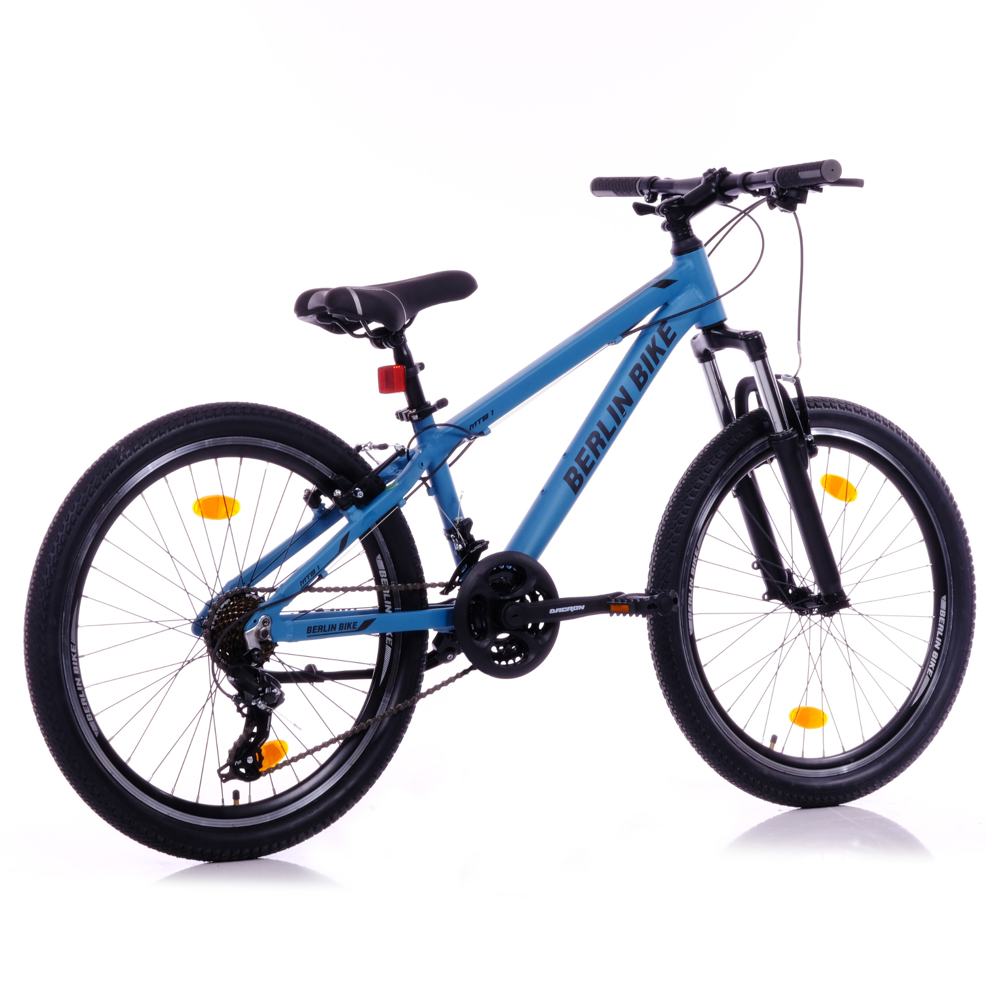 Ein blaues Fahrrad mit schwarzem Sattel und Reifen steht vor weißem Hintergrund.