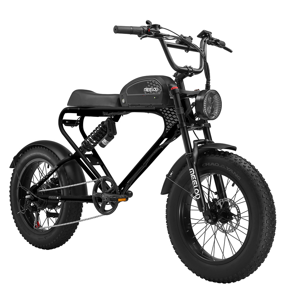 Czarny rower elektryczny fat bike w stylu vintage, białe tło.