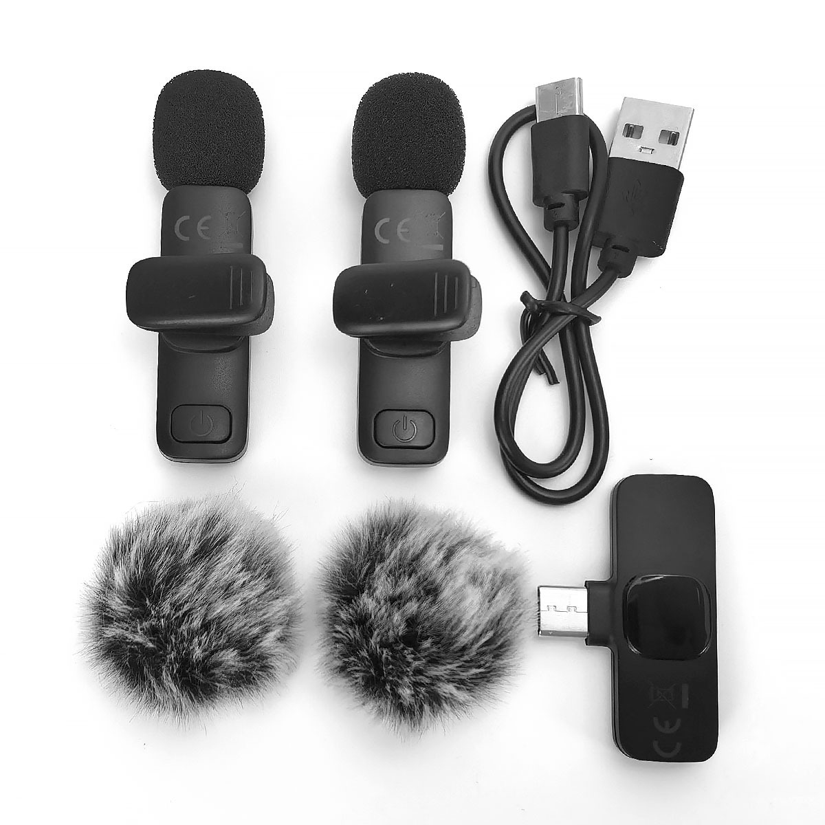 Dwa czarne mikrofony przypinane z osłonami przeciwwiatrowymi, kablem i odbiornikiem USB.