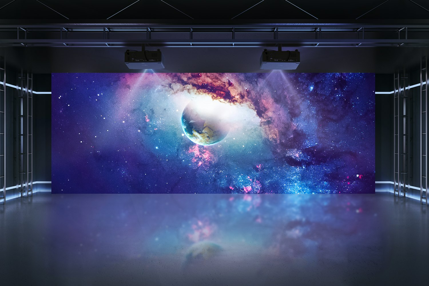 Ein Planet in einem kosmischen Nebel, projiziert auf eine große Leinwand.