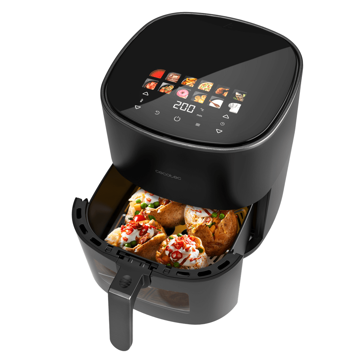 Friggitrice ad aria nera con cassetto aperto, riempita di spicchi di patate.