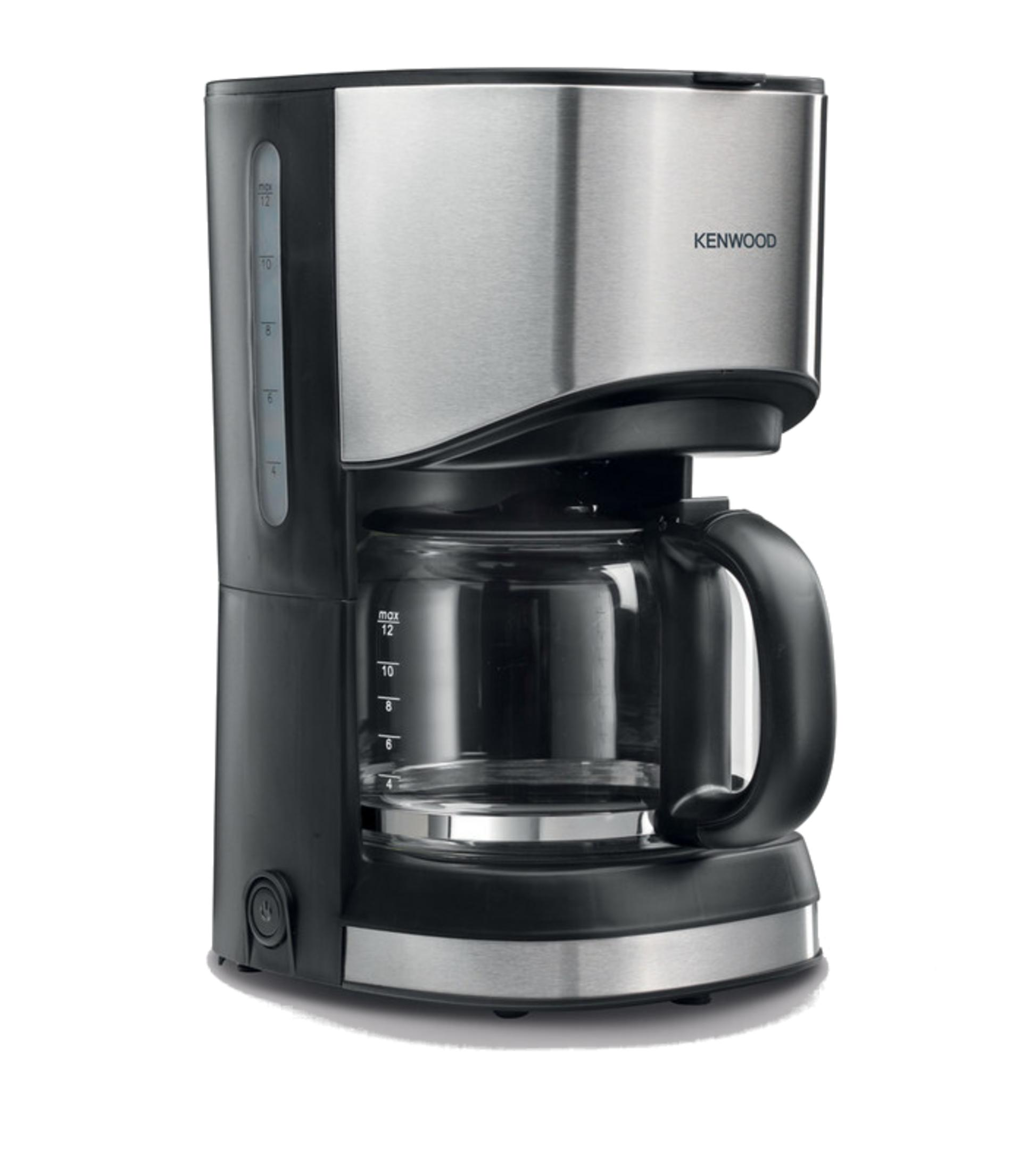 Beyaz zeminde cam sürahili siyah ve gümüş Kenwood kahve makinesi.