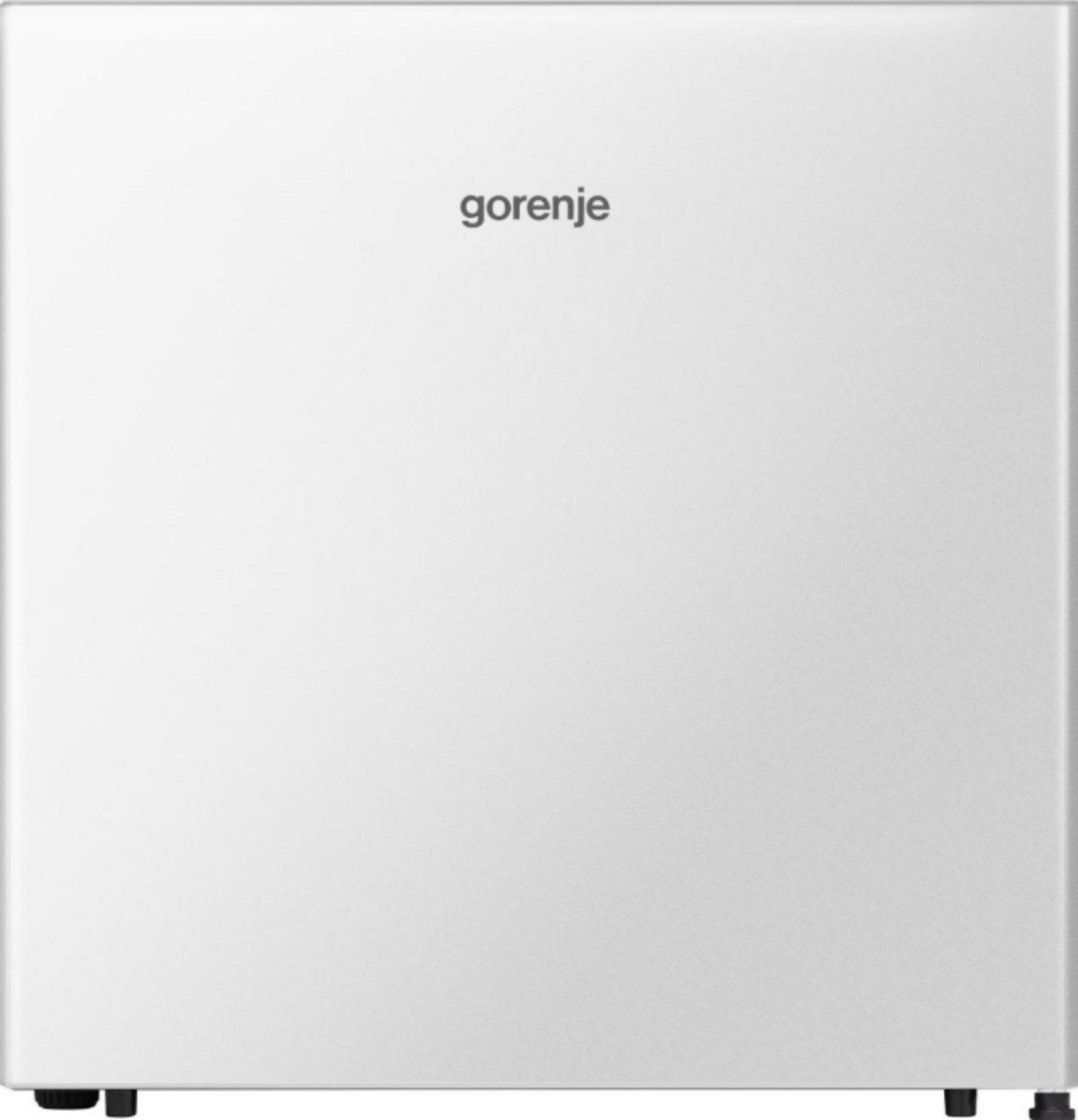 Biała lodówka z logo Gorenje pośrodku u góry.
