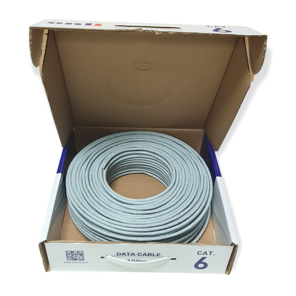 Gri CAT 6 veri kablosu, 400m, açık karton kutunun içinde sarılı.