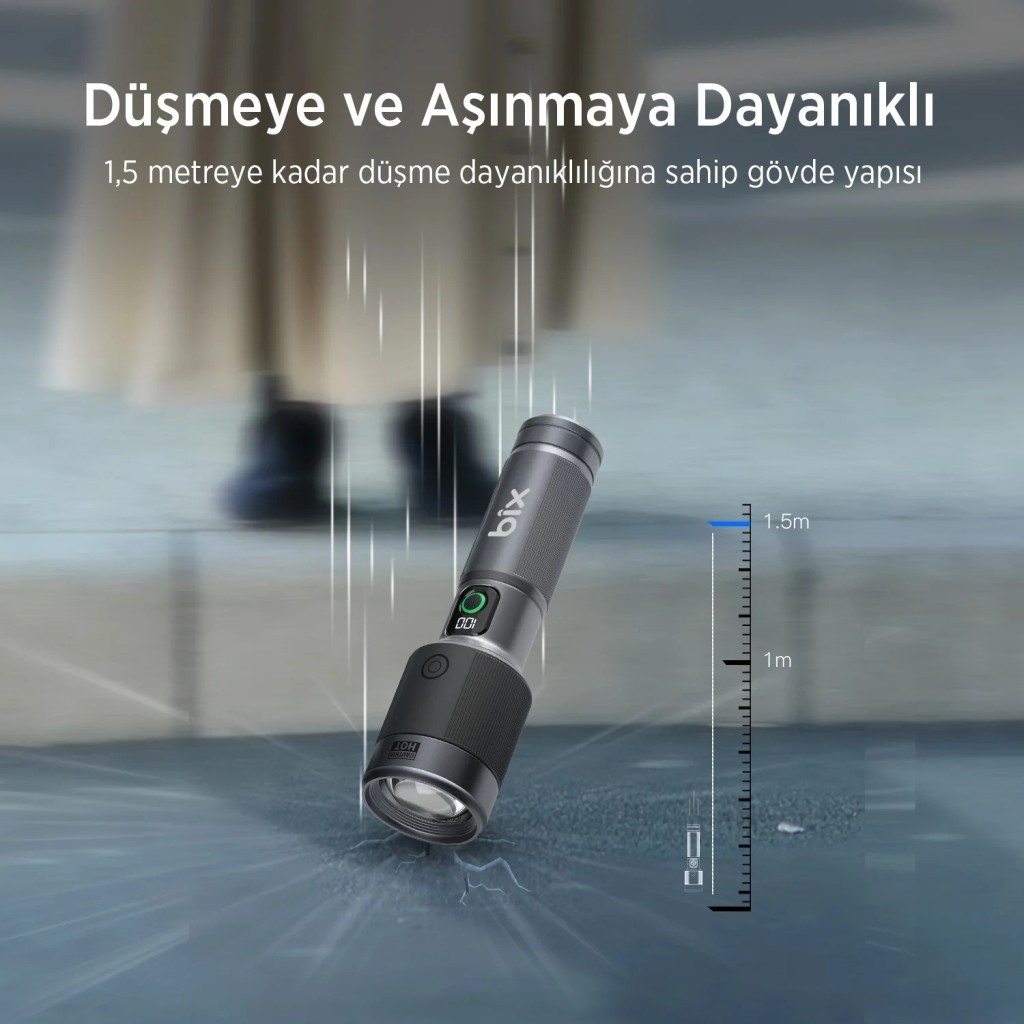 1,5m düşme direncine sahip dayanıklı el feneri yerde yatıyor.