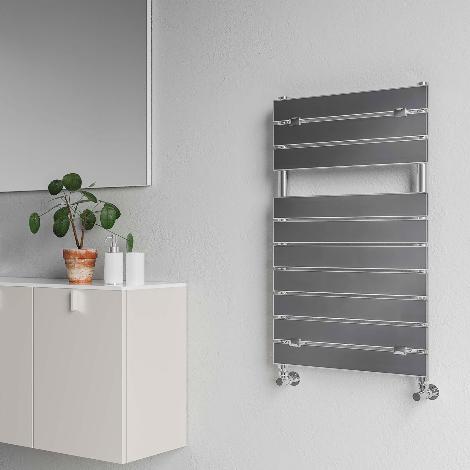 Un toallero moderno y oscuro cuelga de una pared blanca junto a un espejo.