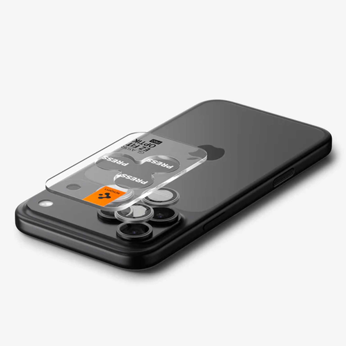 Een transparante screenprotector met 'PRESS'-tekst ligt op een zwarte smartphone.