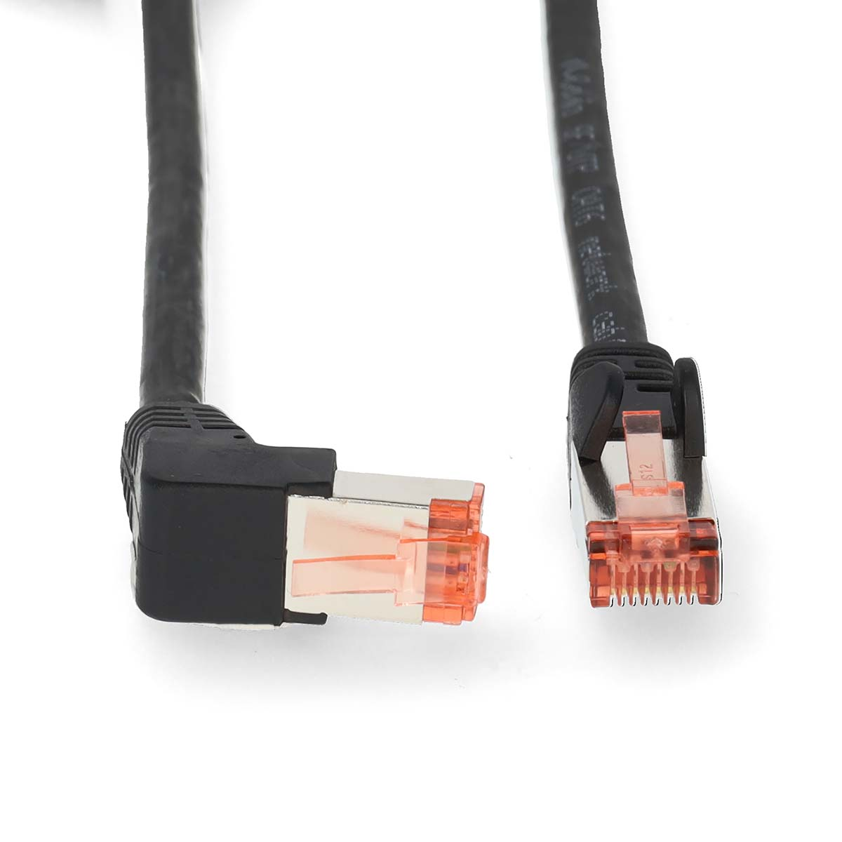 Deux câbles réseau noirs avec connecteurs orange, l'un à angle droit.