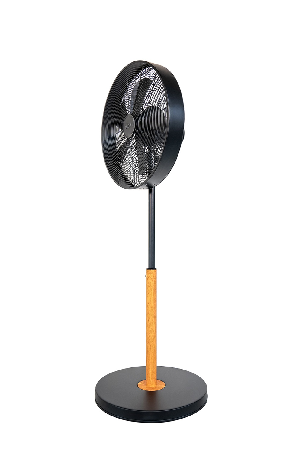 Czarny wentylator stojący z drewnianymi akcentami na białym tle.