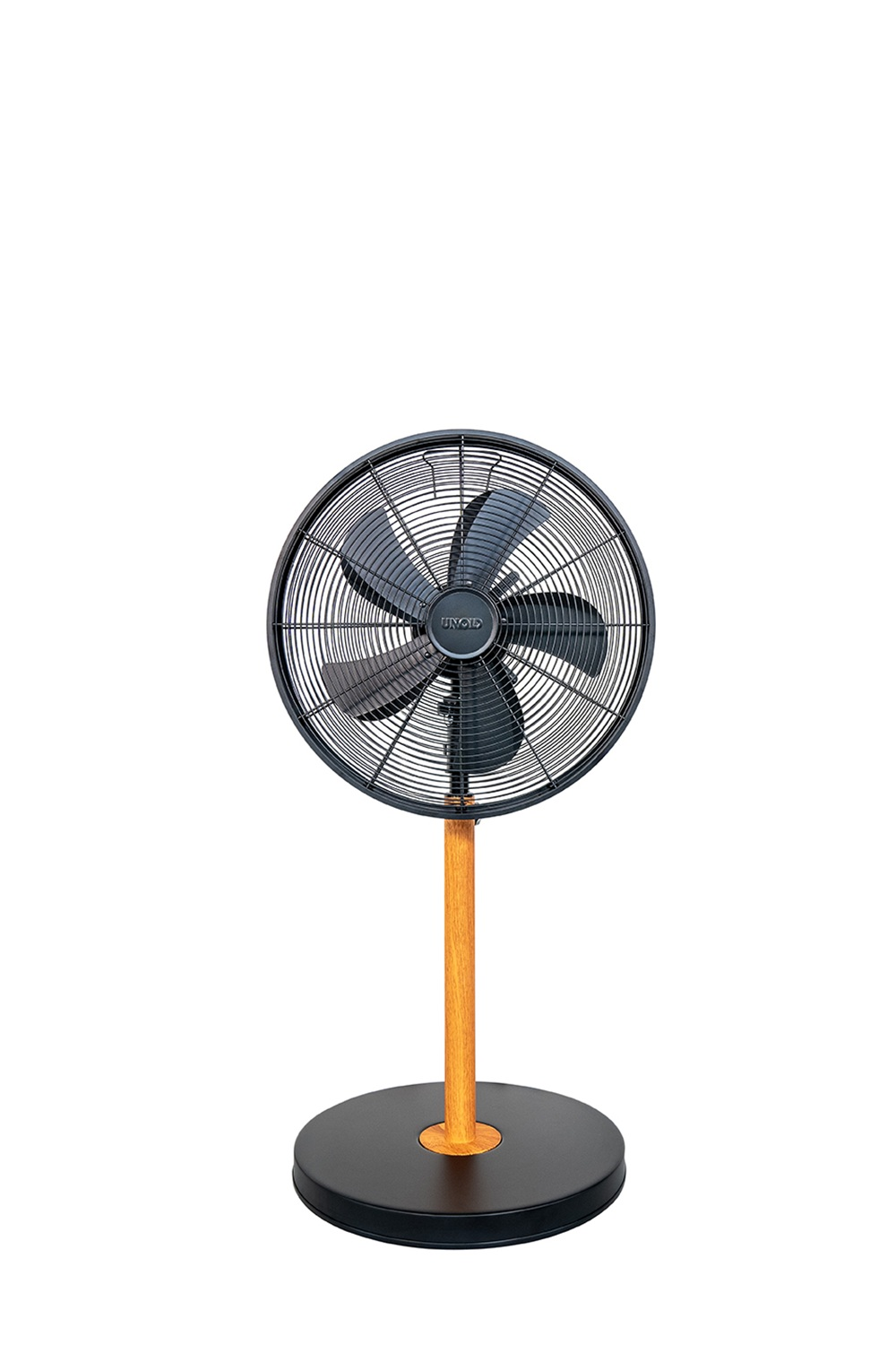 Czarny wentylator stojący z drewnianą nóżką i okrągłą podstawą na białym tle.