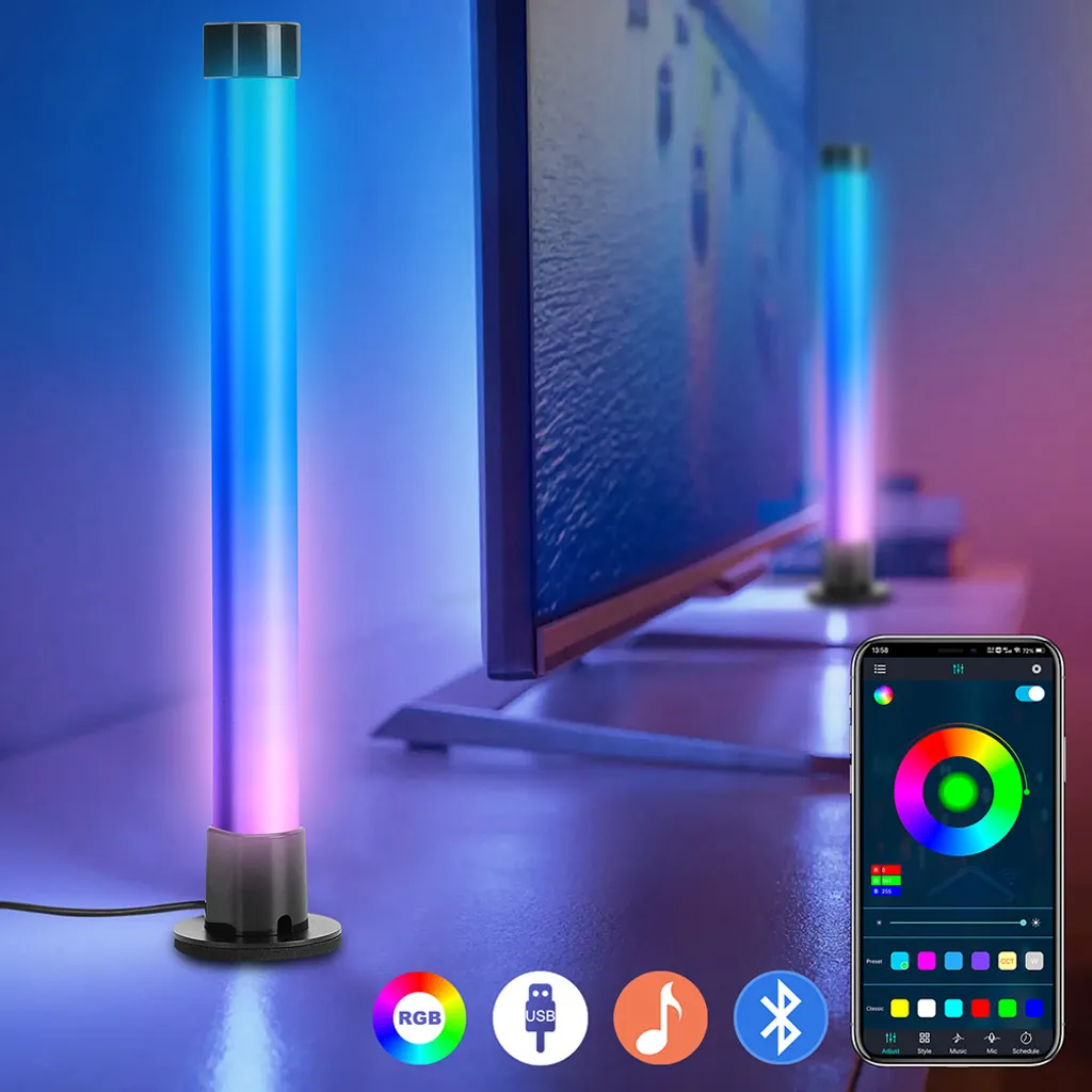 Zwei RGB-Leuchtstäbe neben einem Fernseher, gesteuert per Smartphone-App.