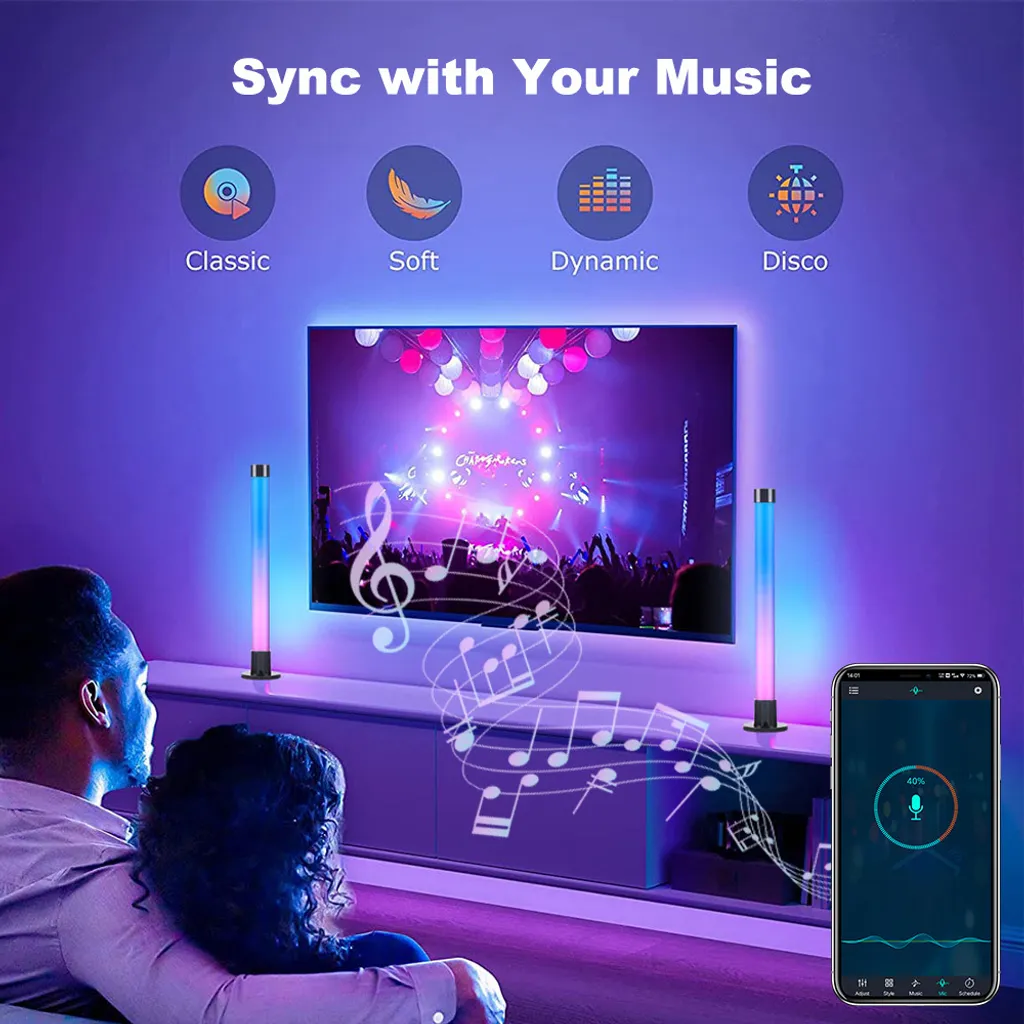 Ein Paar schaut auf einen Fernseher mit Musikvisualisierungen und zwei Lichtstäben.