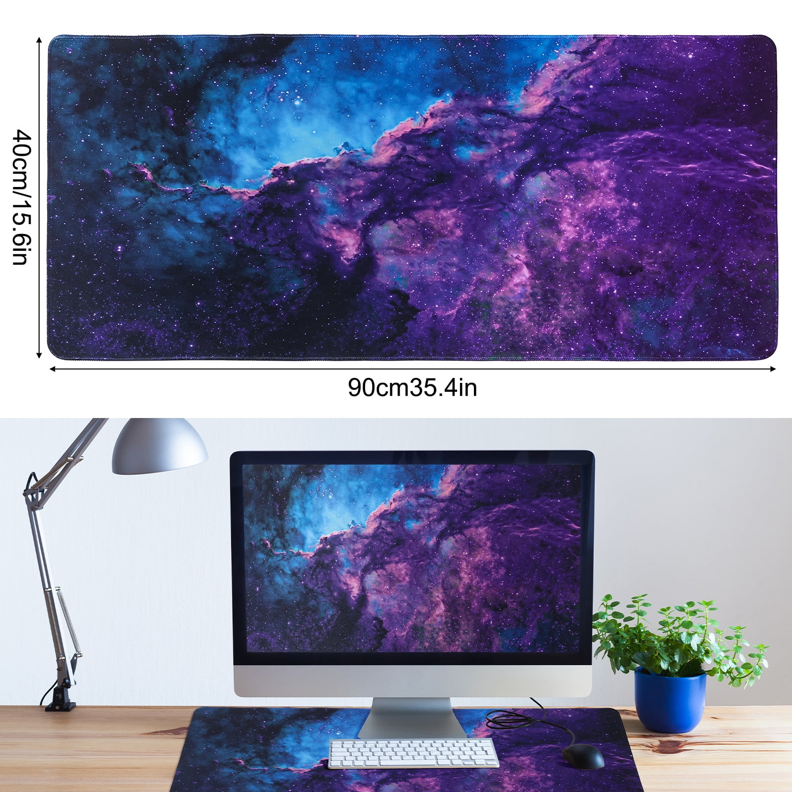 Schreibtisch mit Computer, Tastatur, Maus und einer Lampe, auf einem Schreibtischunterlage mit Weltraummotiv.