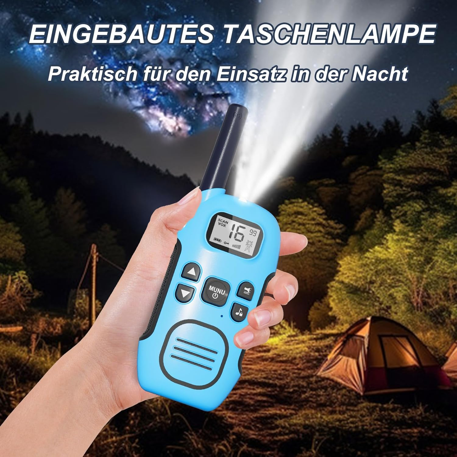 Hand hält blaues Walkie-Talkie mit eingeschalteter Taschenlampe auf Campingplatz bei Nacht.