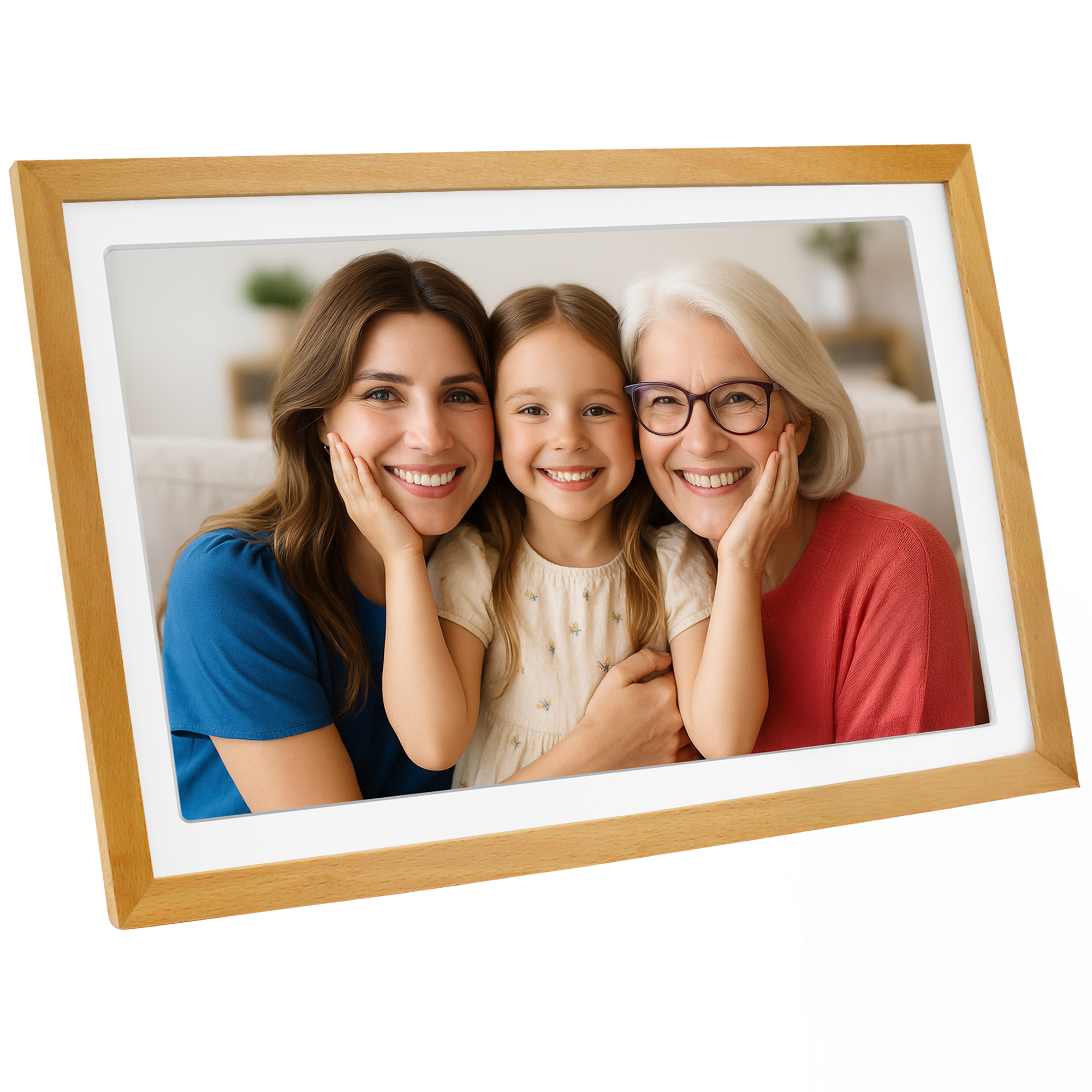 Drei Frauen verschiedener Generationen, lächelnd, in einem Holzrahmen.