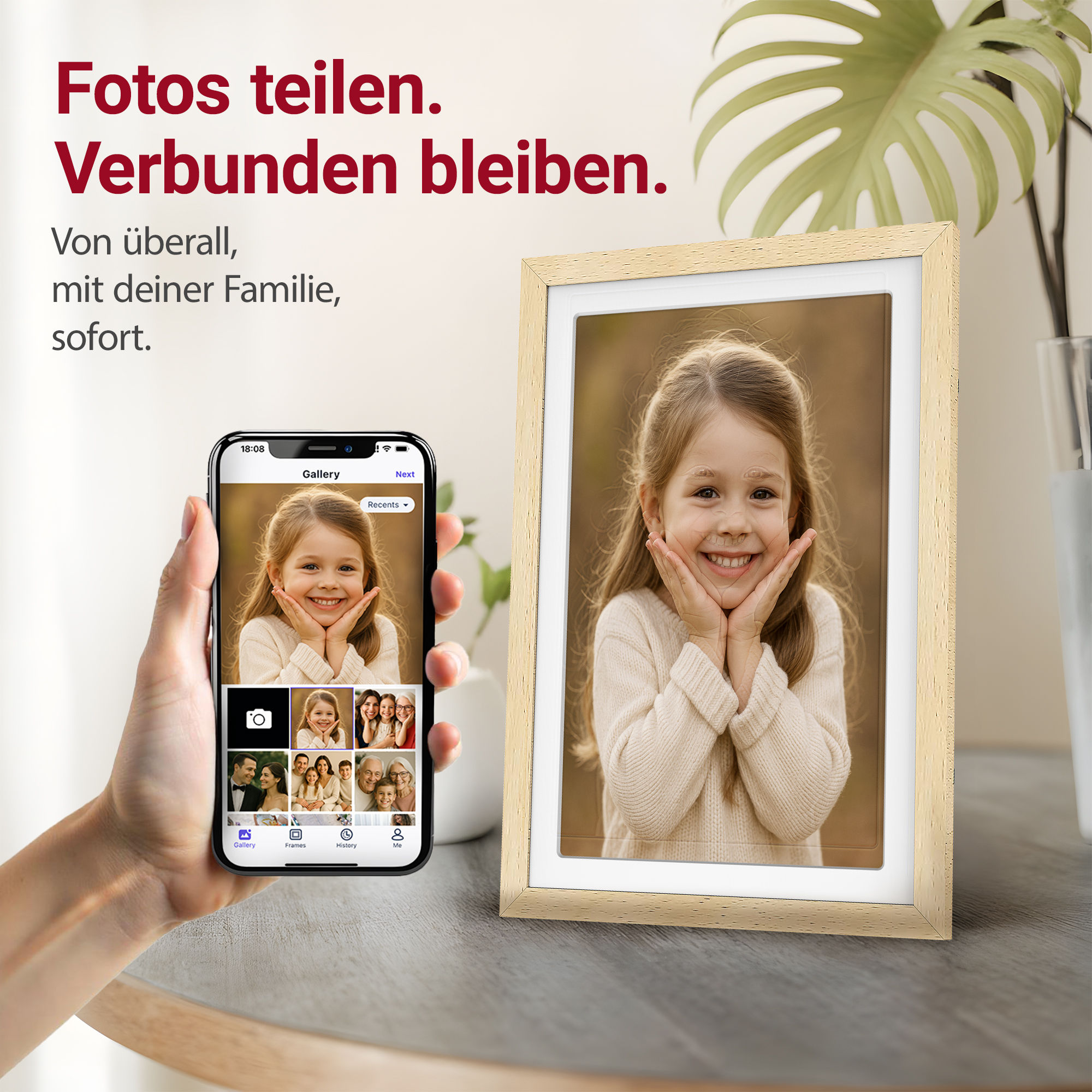 Ein Smartphone zeigt ein Lächeln eines Mädchens neben einem Bilderrahmen mit demselben Mädchen.