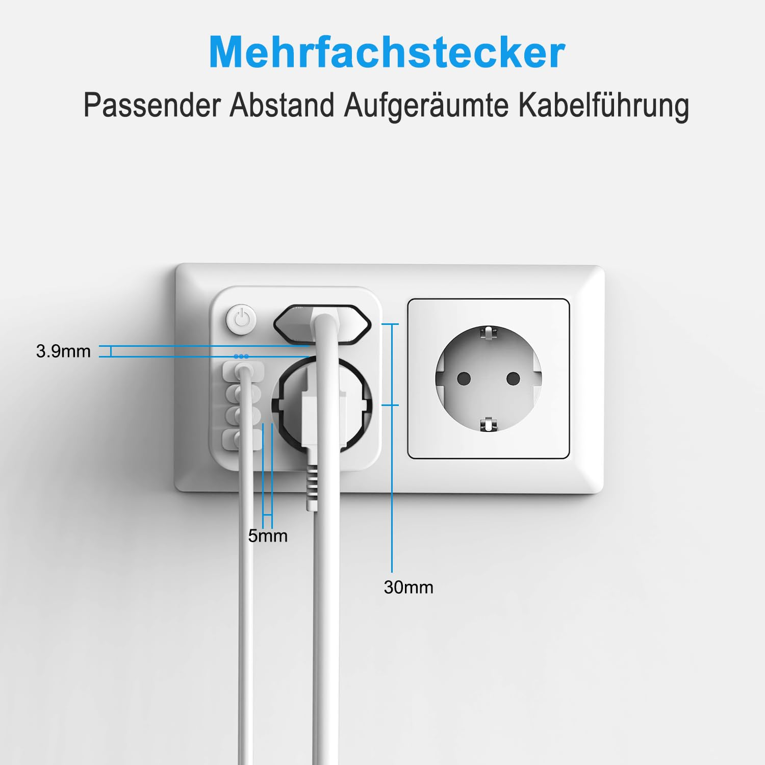 Weiße Steckdosenleiste mit zwei Steckplätzen und zwei eingesteckten Kabeln.
