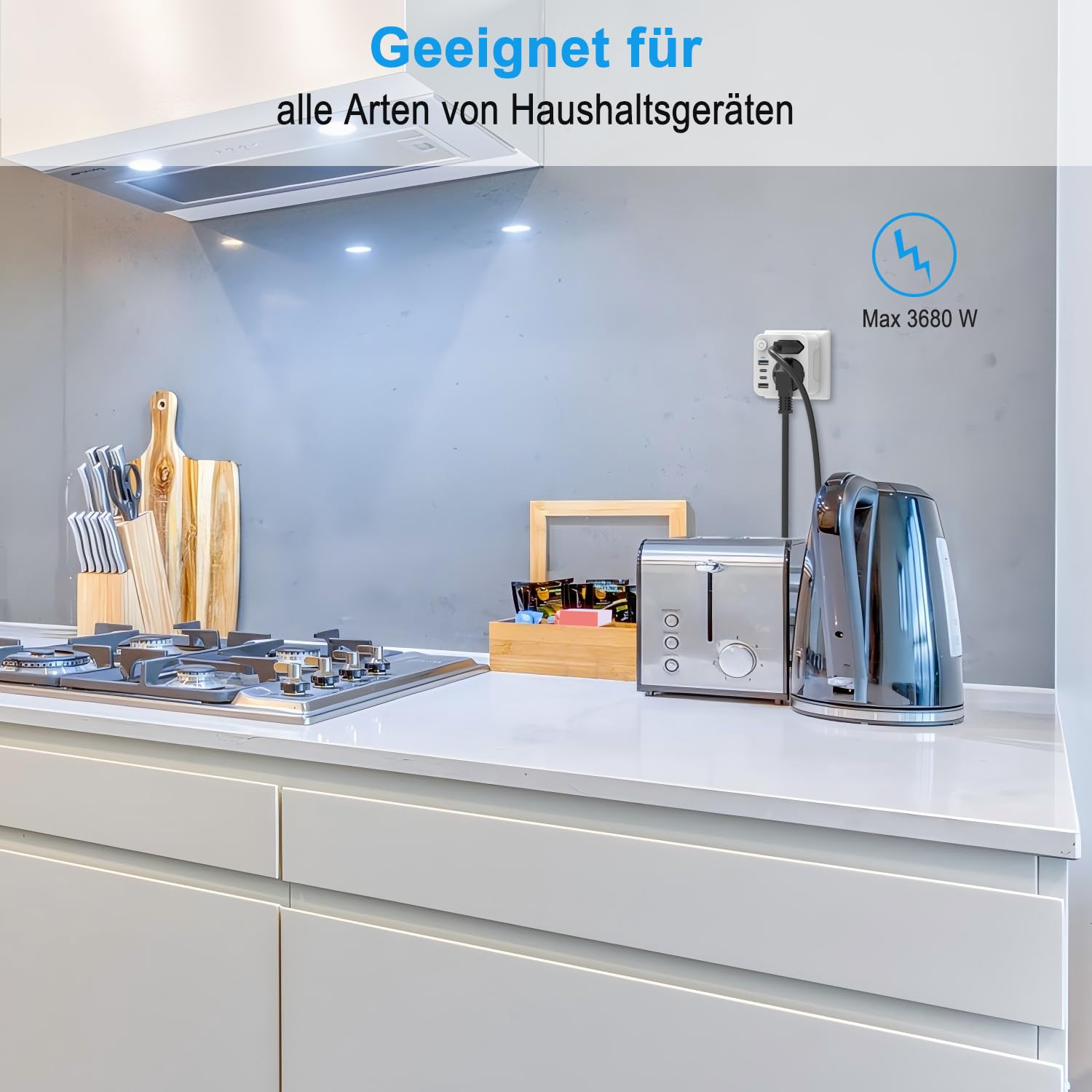 Küche mit Toaster, Wasserkocher, Gasherd und Steckdosenadapter.